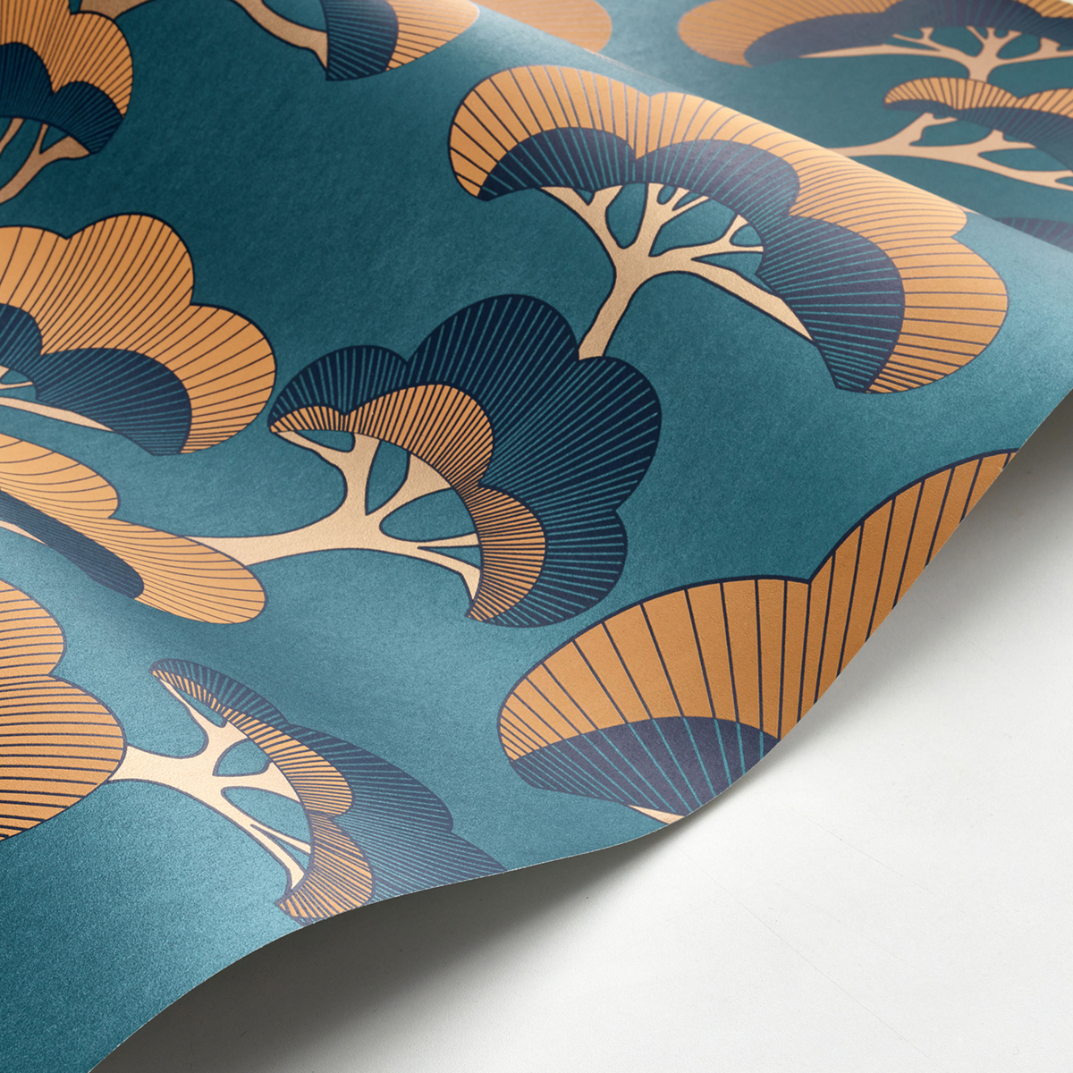 Papier peint Pin Goyo Matsu bleu canard irisé - Kyoto de Casadéco AMB3 | Réf. KYTO88716697