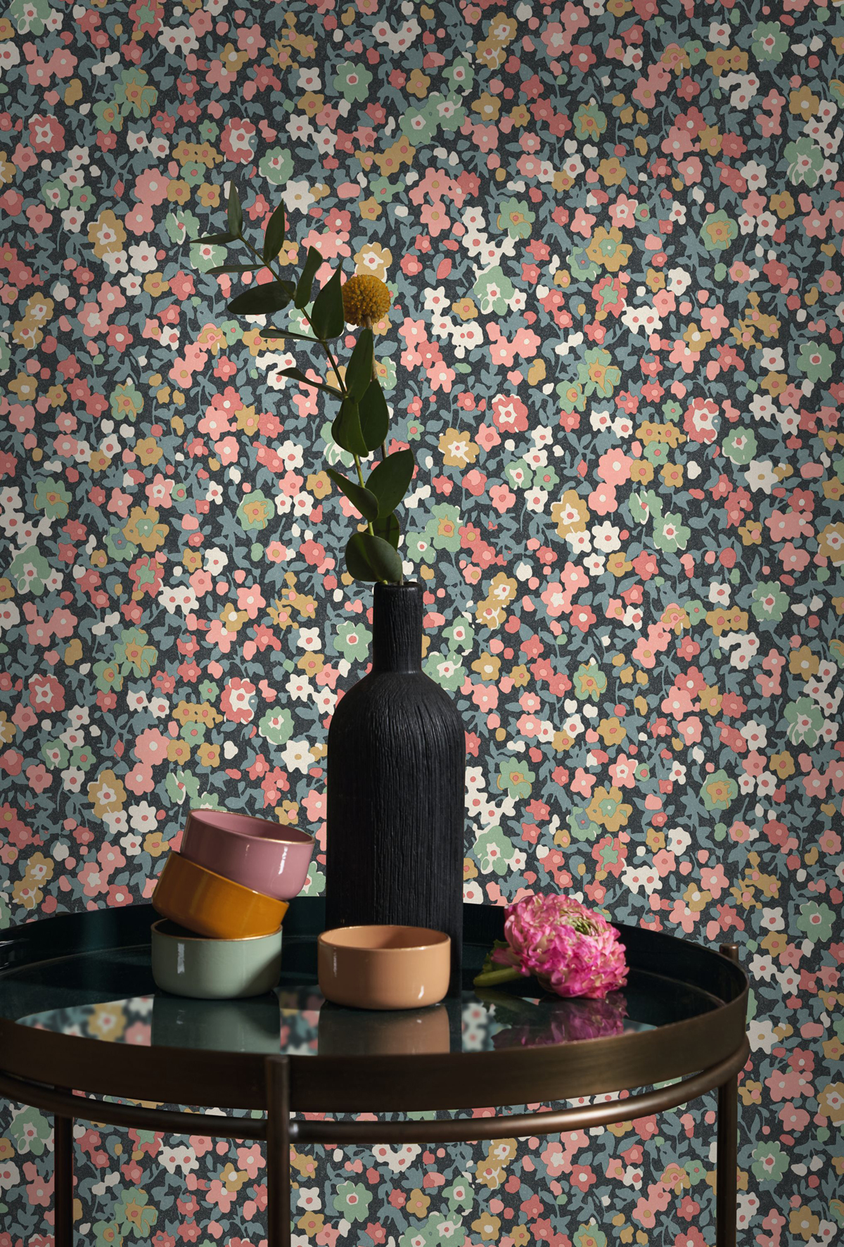 Papier peint Liberty Pansy bleu nuit rose - Flower Market de Casadéco | Réf. FLOM89216424