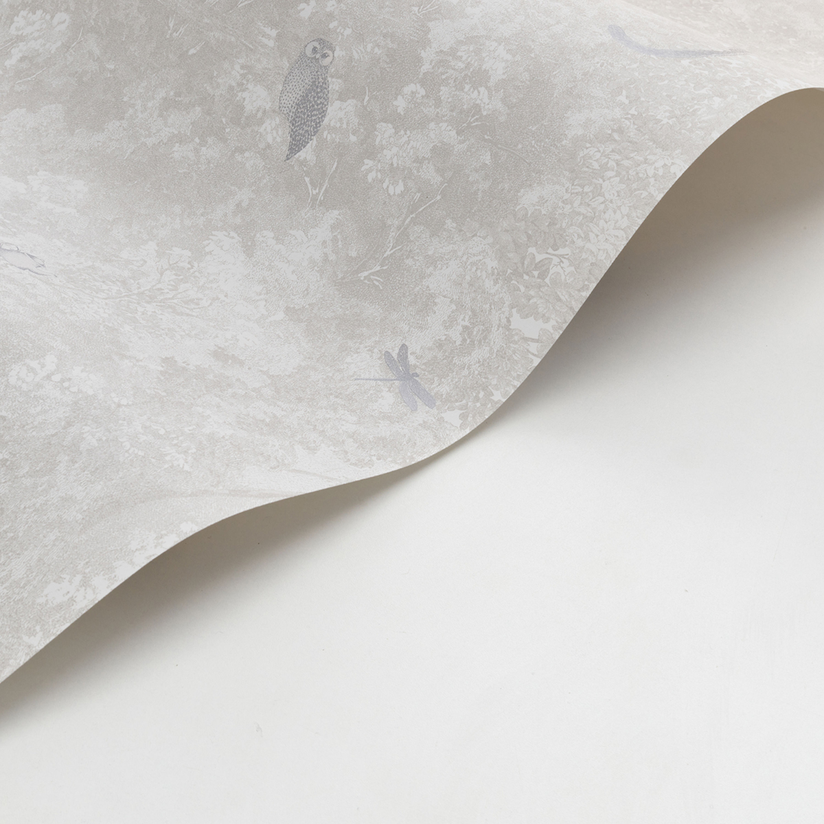 Papier peint Jardin Des Merveilles et Animaux gris et argenté - Voyage Onirique de Casadéco | Réf. ONIR87250914