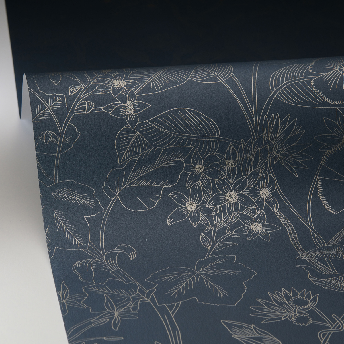 Papier peint Floral Lightness bleu paon doré - Light de Casélio AMB4| Réf. LIG106606025