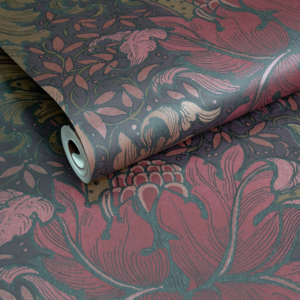 Papier peint Fleur Renaissance Baroque grenat - The Wall Llewelyn-Bowen de Lutèce | AMB2 Réf. LTC-LB25146