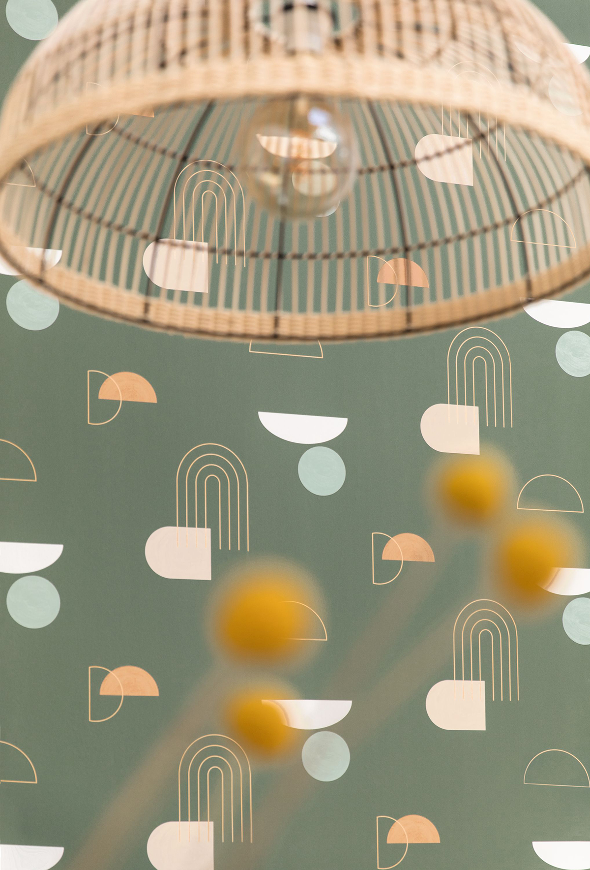 Papier peint Géométrique Turn Around vert et doré - Around de Casélio | Réf. ARN102917026