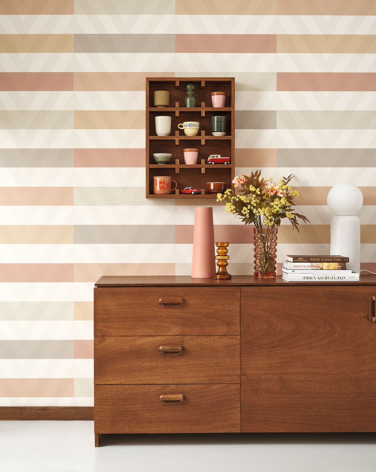 Papier peint Rayures Chevron Rythmic terracotta - Milano Sixties de Casadéco AMB2| Réf. MISI89361001