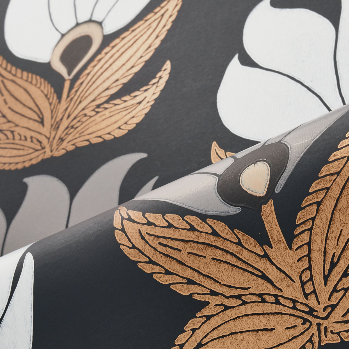 Papier peint Fleur Graphique Dauphine noir doré - Square Jasmin de Casamance AMBV | Réf. CAS-75691120