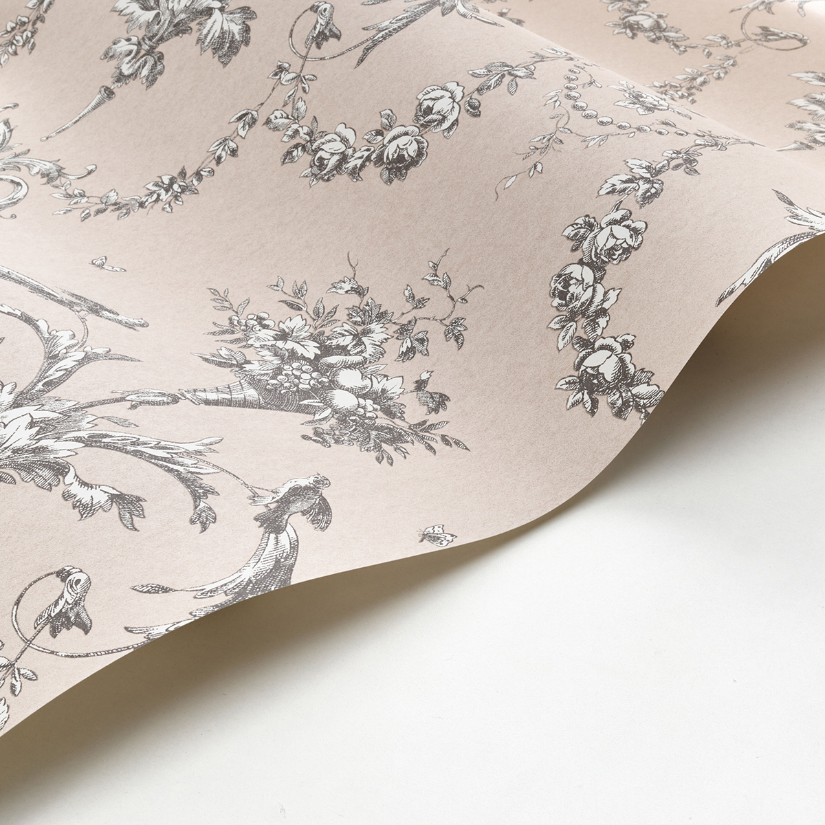 Papier peint Baroque et Oiseau grège et fusain - Les Belles Toiles De Jouy de Casadéco AMBV | Réf. LBTJ87929621