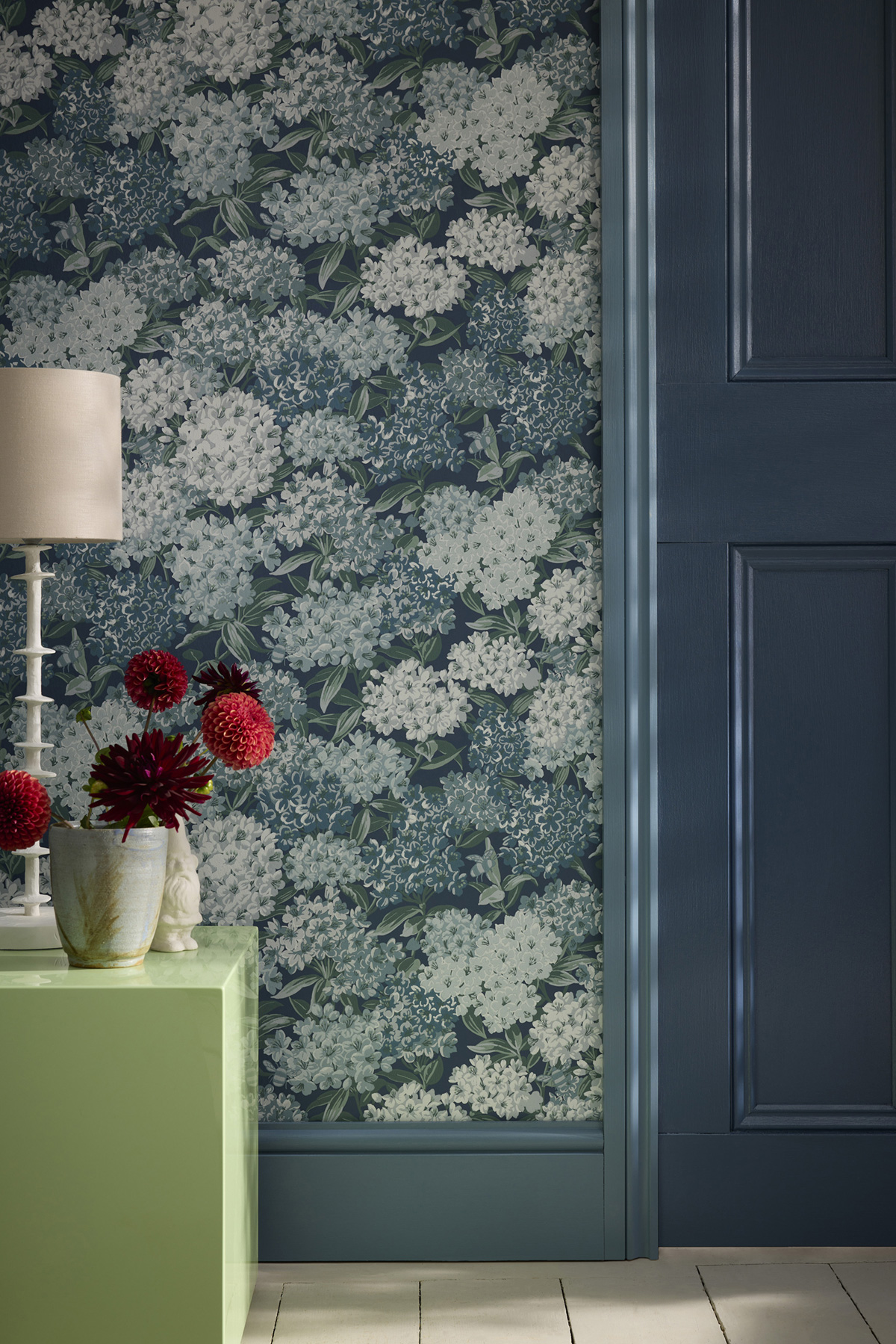 Papier peint Fleur Rhododendron Walk Hicks' Blue - In The Garden de Little Greene AMB2 | Réf. 0234RWHICKS