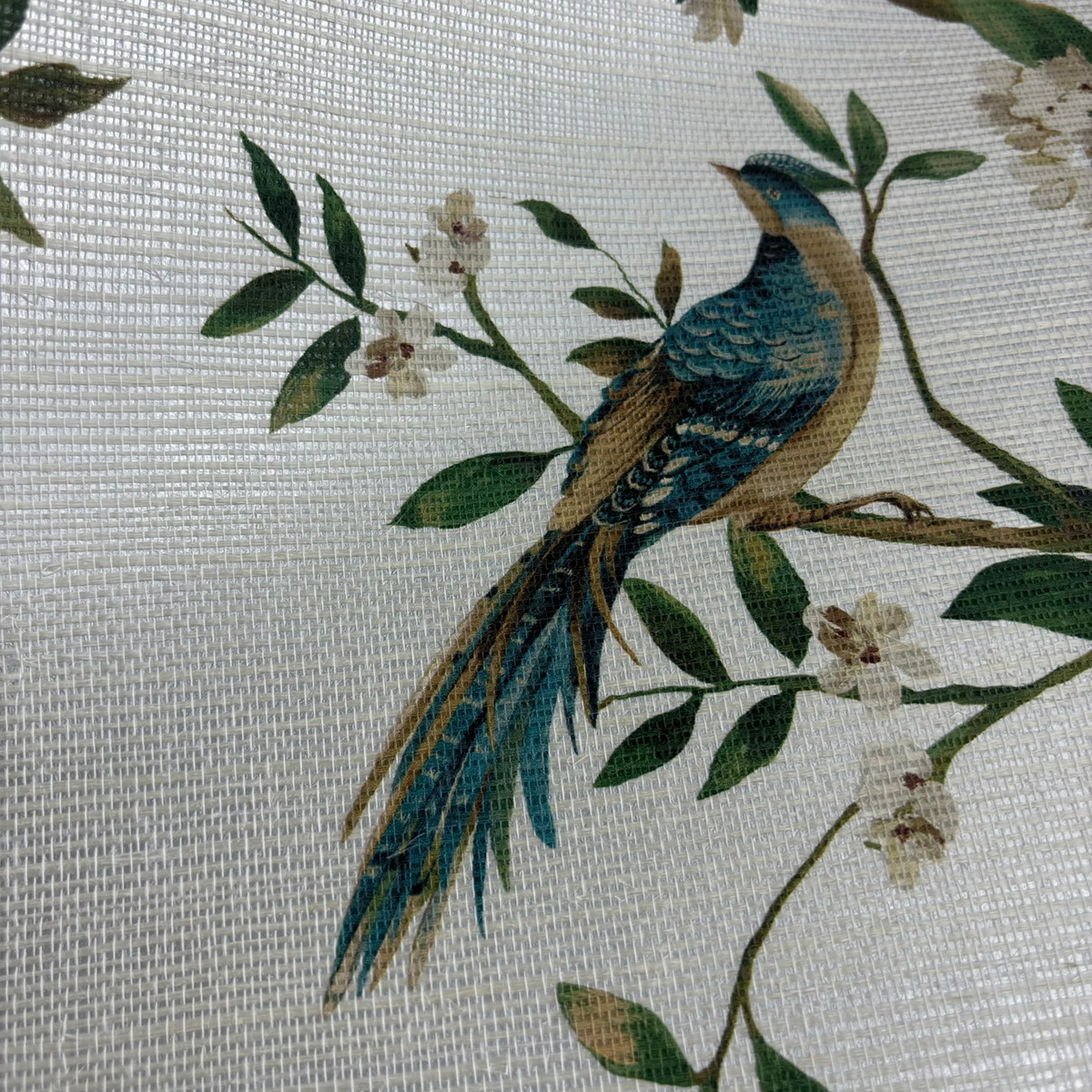 Papier peint panoramique Héron Botanique Grasscloth argenté - Daisy Bennett d'Initiales AMBZ | Réf. INI-DB31108M