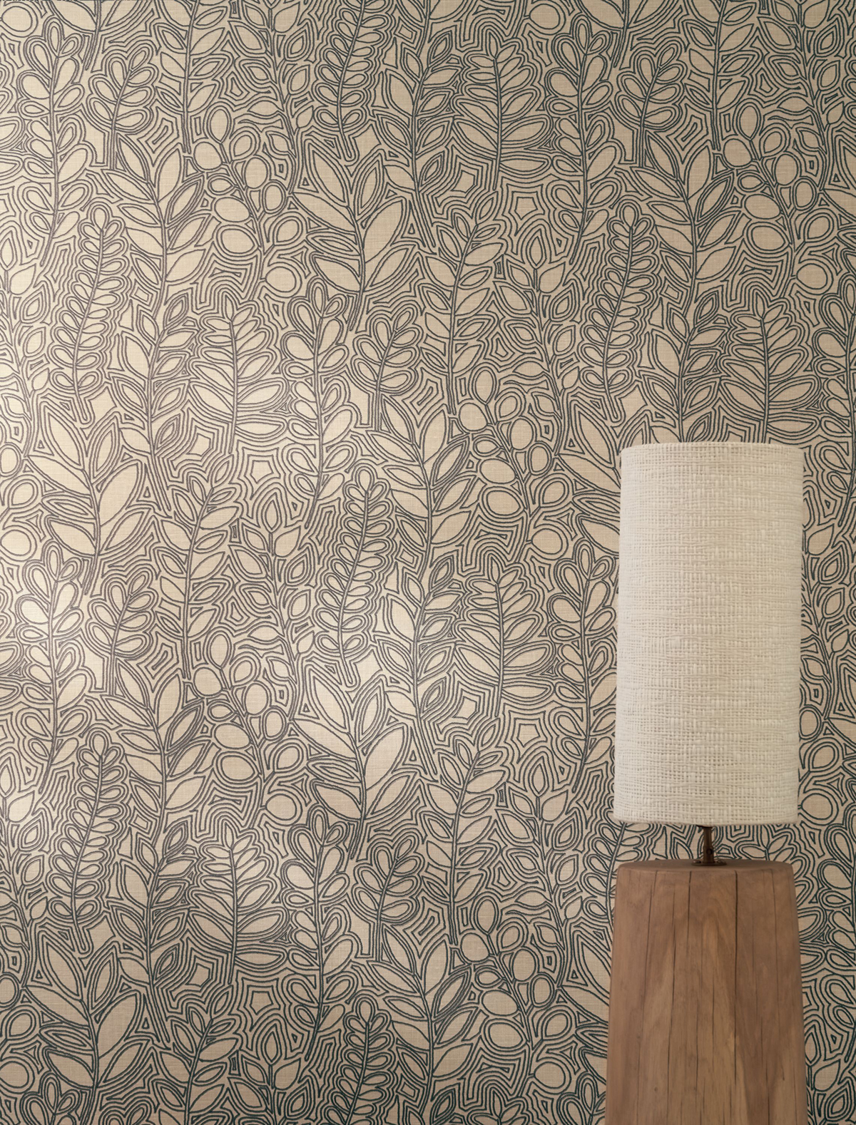 Papier peint Feuille Broderie Astragale gris beige - Palmadora de Casamance | Réf. CAS-76681018