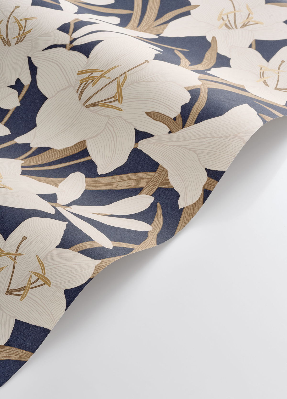 Papier peint Fleur Clair de Lys bleu marine - Le Beau Jardin de Casadéco VAGUE | Réf. BJAR202587986