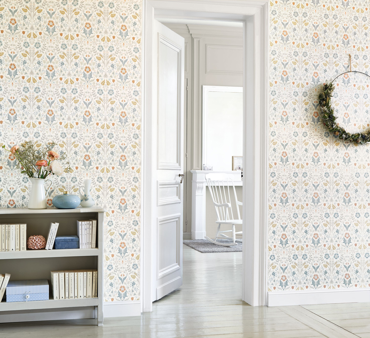 Papier peint Fleuri Anglais Archibald bleu fumée - Arts & Crafts de Casadéco | Réf. ARCR86336105