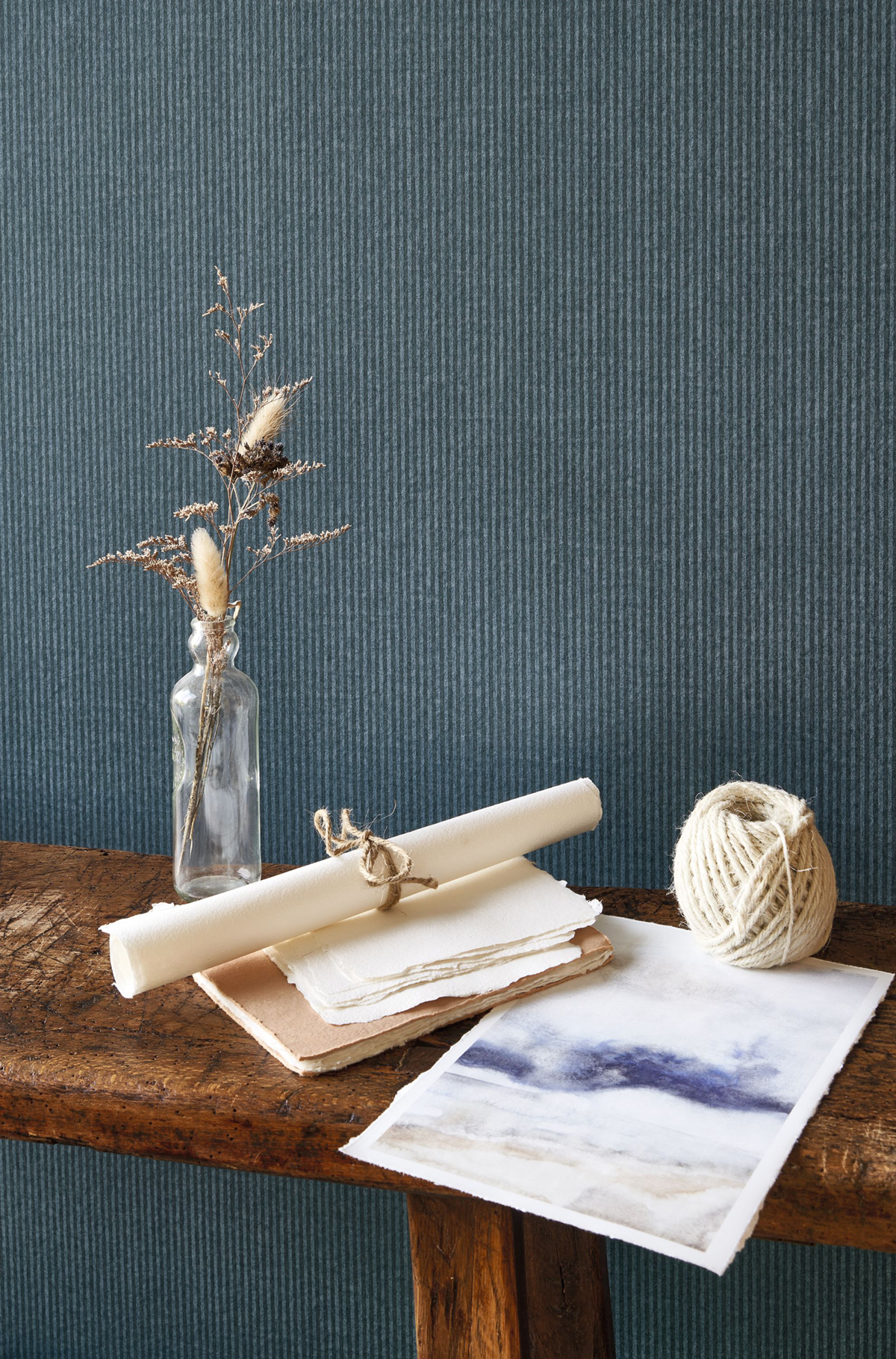 Papier peint Fines Rayures Papier Kraft bleu pétrole - Papercraft de Casadéco AMB2 | Réf. PAPC89656506