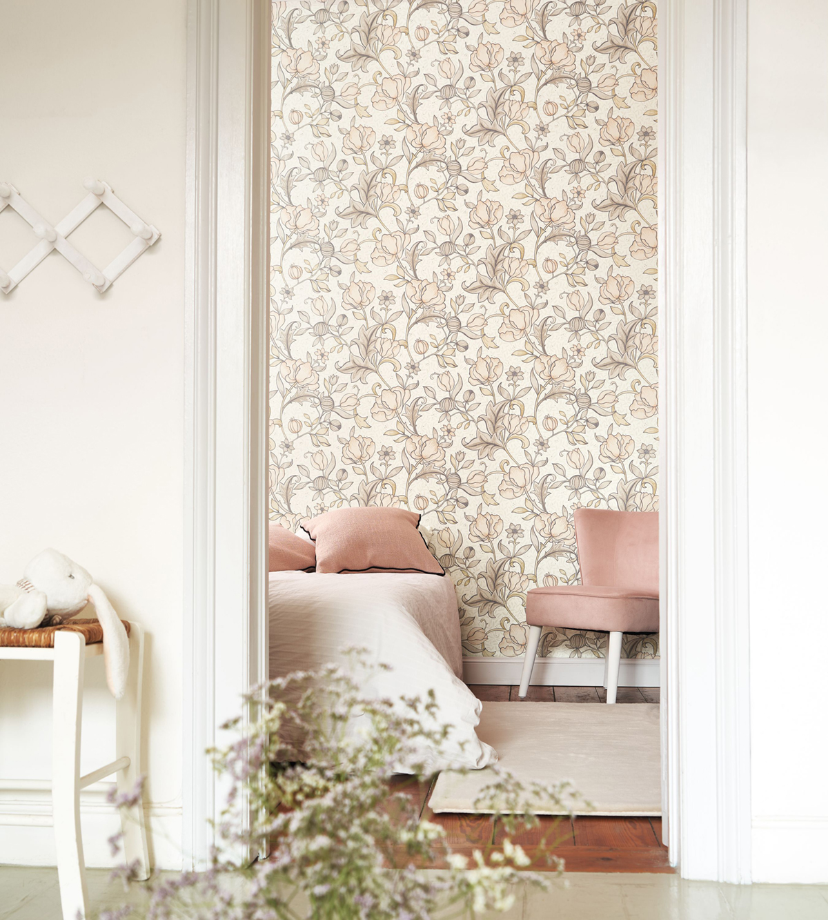 Papier peint Vintage Fleuri Isabella rose poudré - Arts & Crafts de Casadéco | Réf. ARCR86344120