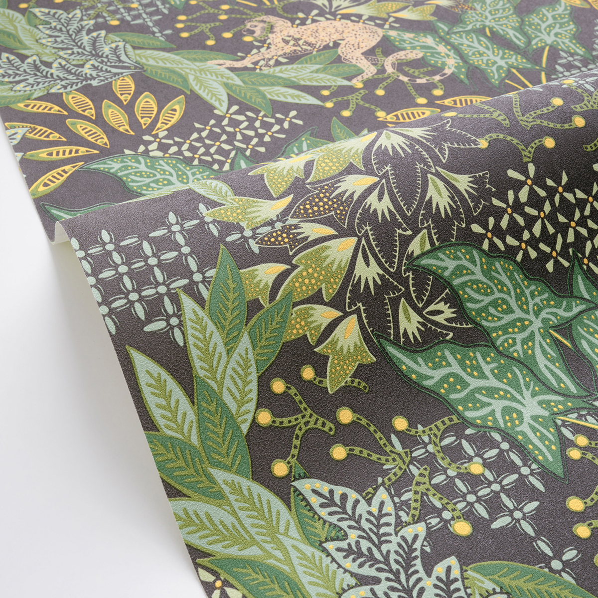 Papier peint Végétaux Singe Borneo vert jaune doré - Stay Wild de Casélio AMB2| Réf. WILD104919703