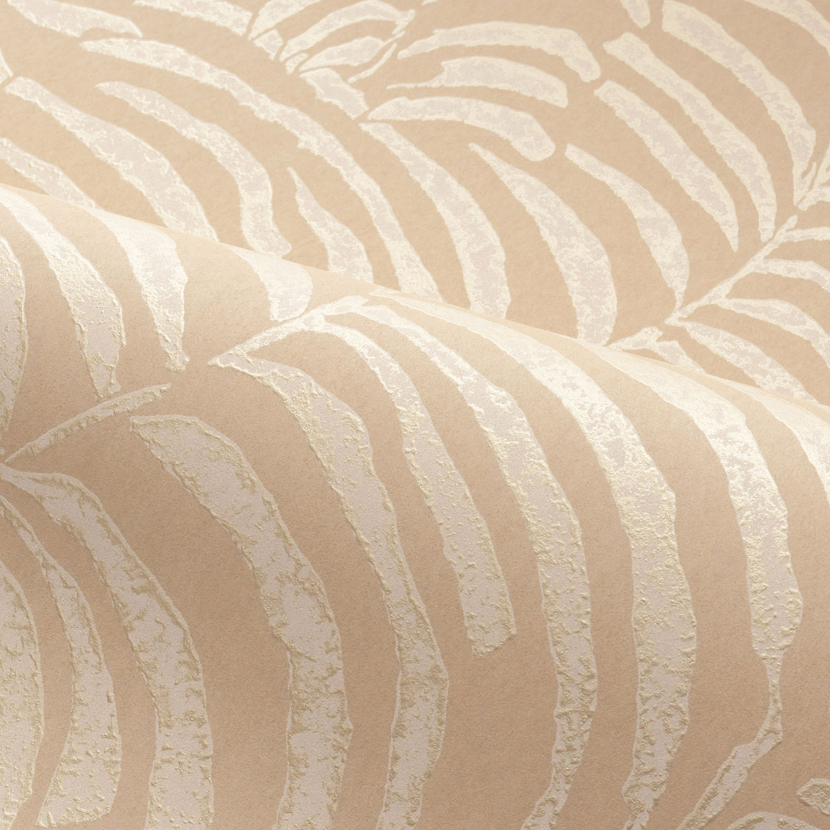 Papier peint Feuille Ethnique Nobile beige sable nacré - Jardin Félicia de Casamance AMB3| Réf. CAS-76591528