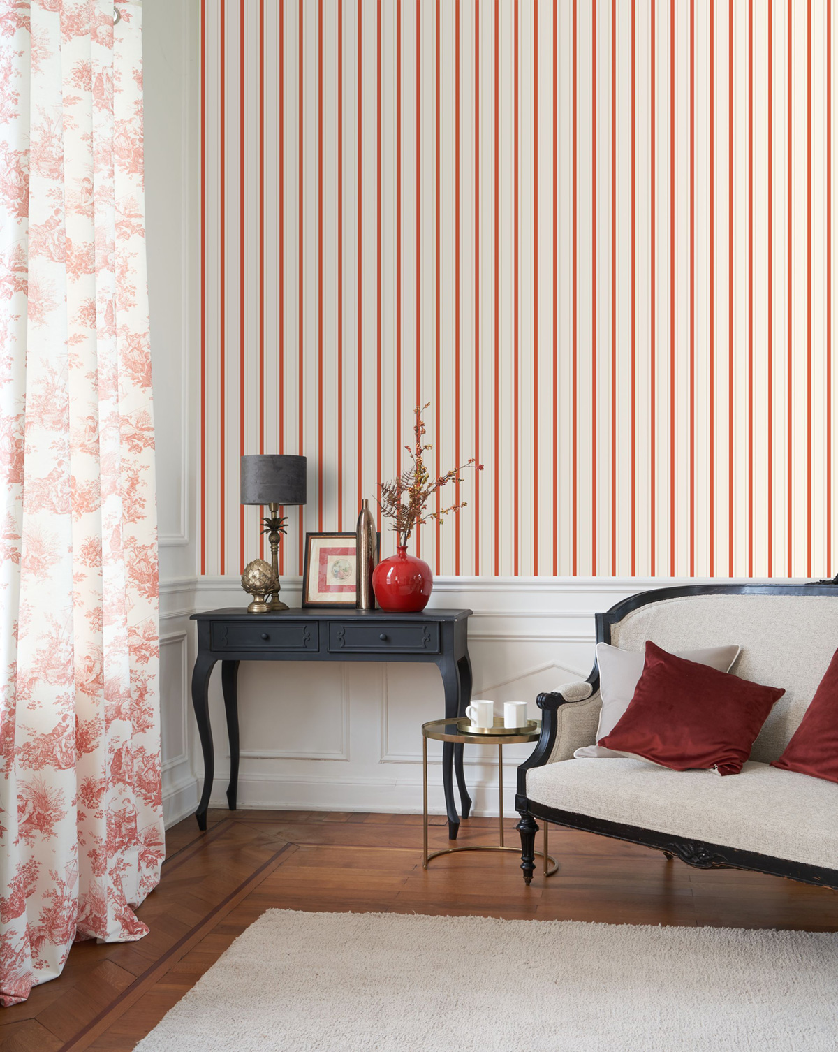 Papier peint Rayure Baroque rouge carmin doré - Les Belles Toiles De Jouy 2 de Casadéco | Réf. BTJD81578225