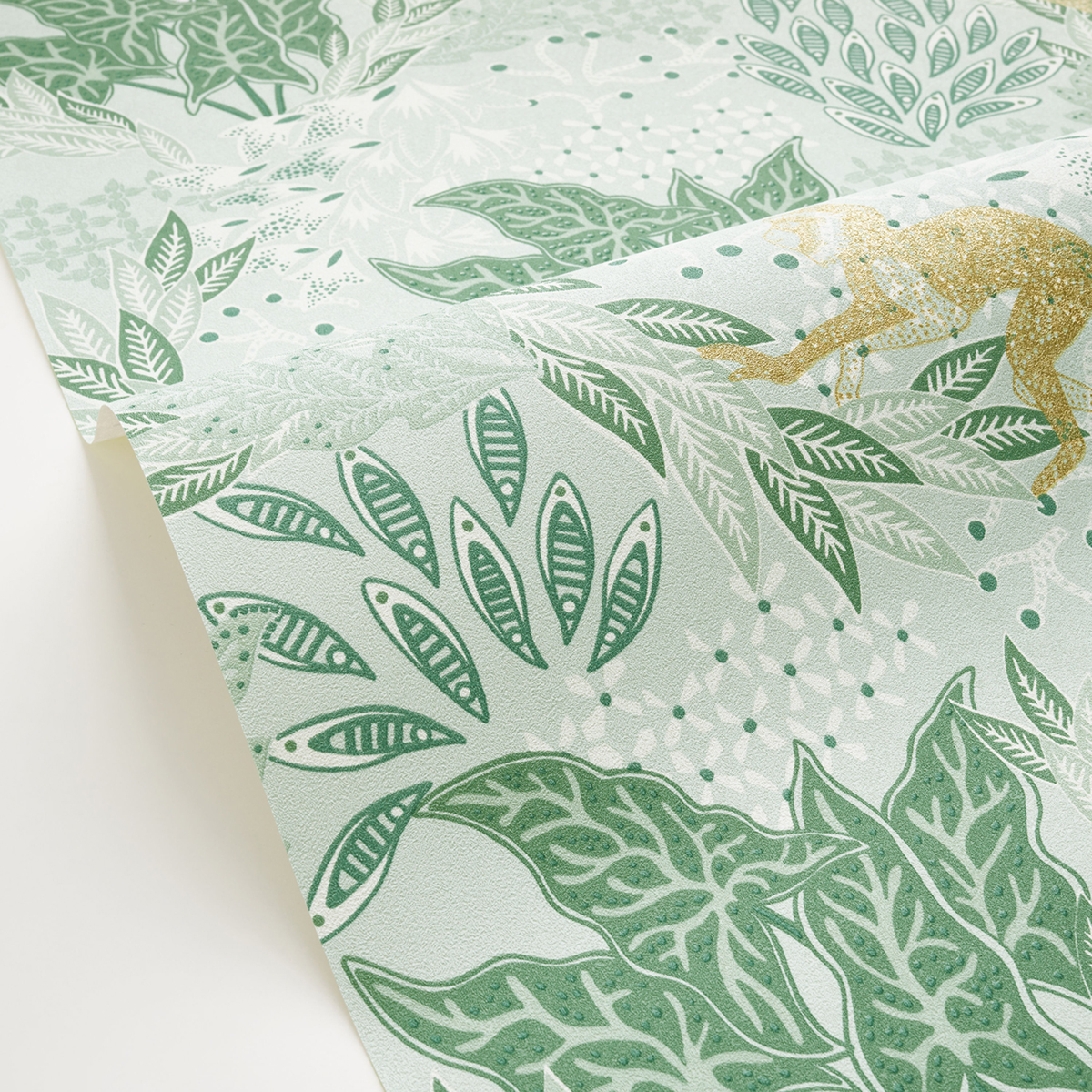 Papier peint Végétaux Singe Borneo vert d'eau doré - Stay Wild de Casélio AMB2| Réf. WILD104917789