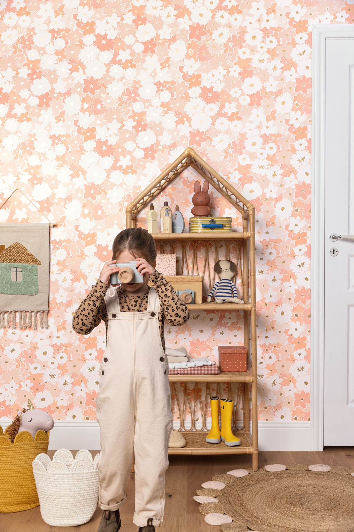 Papier peint Fleur Enfant Flora rose doré - Let's Go Girls! de Casélio AMB2 | Réf. LGG104410479