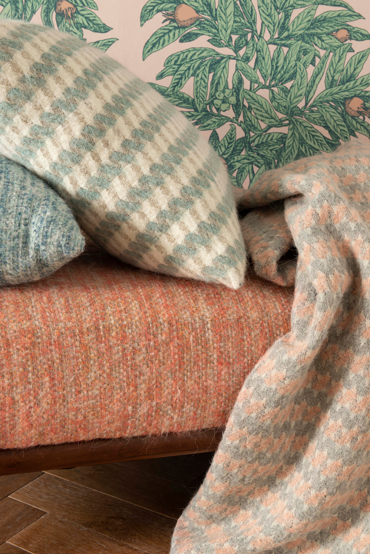 Papier peint Arbre Fruitié Medlar écru - Mansfield de Osborne & Little | Réf. OSB-W7458-04