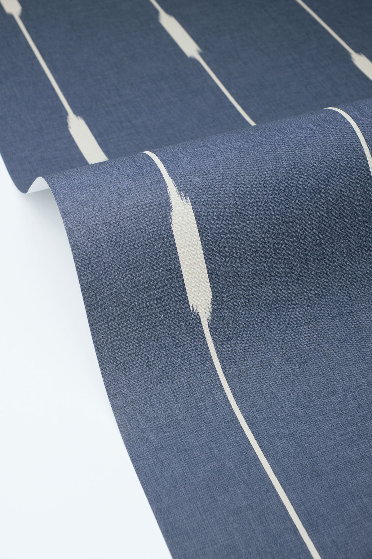 Papier peint Lignes Ikara bleu nuit - Blue Shades de Casélio VAGUE | Réf. BLS107776110