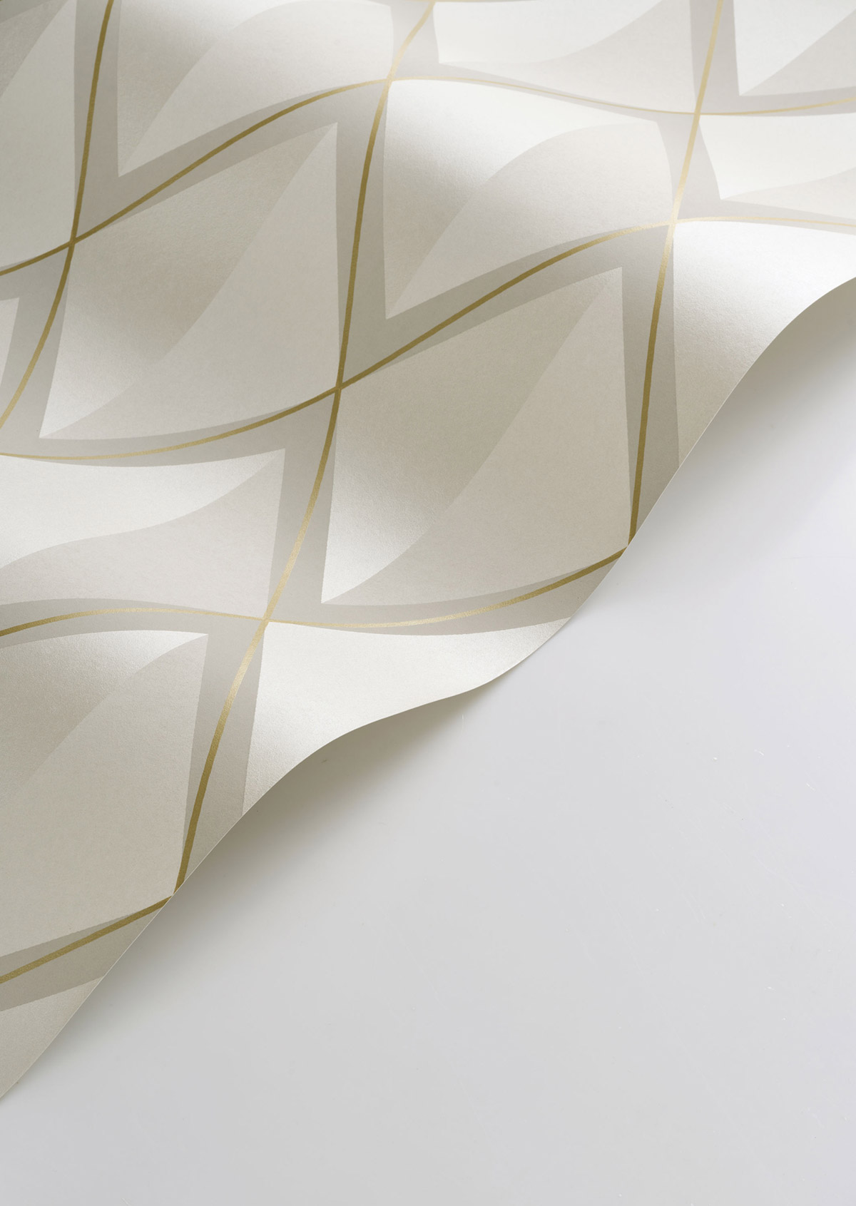 Papier peint Géométrie 3D Chaplin nacré doré - Années Folles de Casadéco AMBV | Réf. ANFO201082674