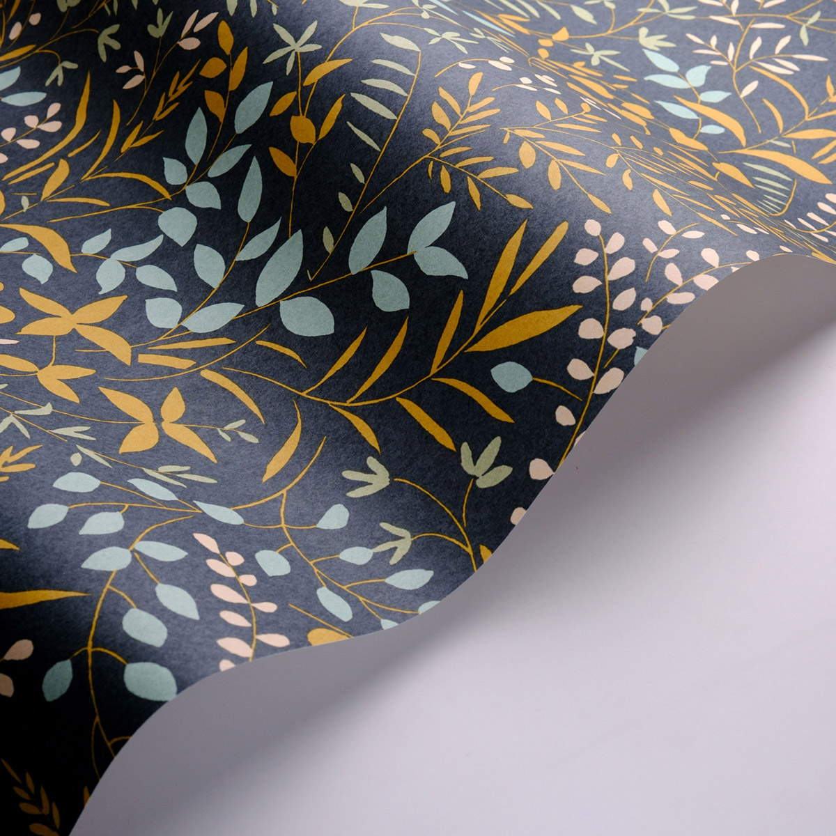 Papier peint Branche Scandinave Bastide nuit ocre - Echappée Belle de Casadéco AMB3| Réf. ECHA89837227