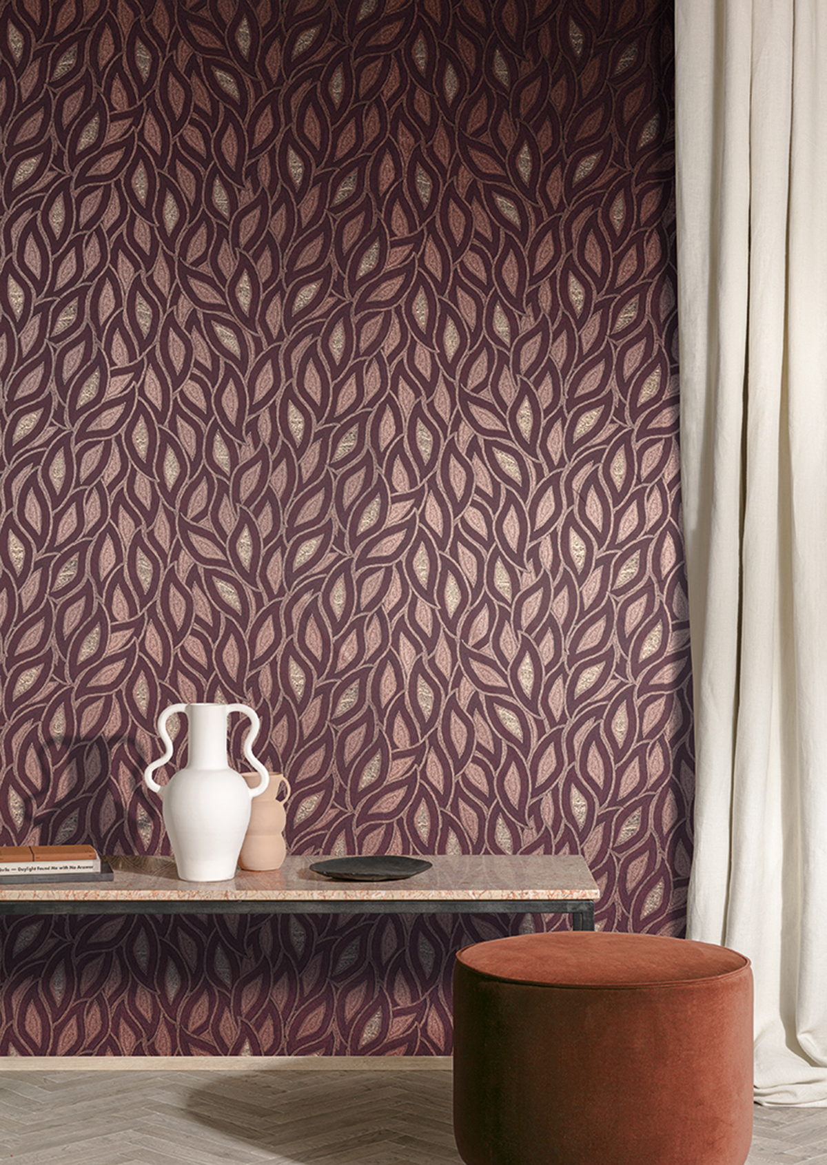 Papier peint Feuille Ethnique Maeva prune métallisé - Terra de Masureel AMB2 | Réf. MAS-TER403