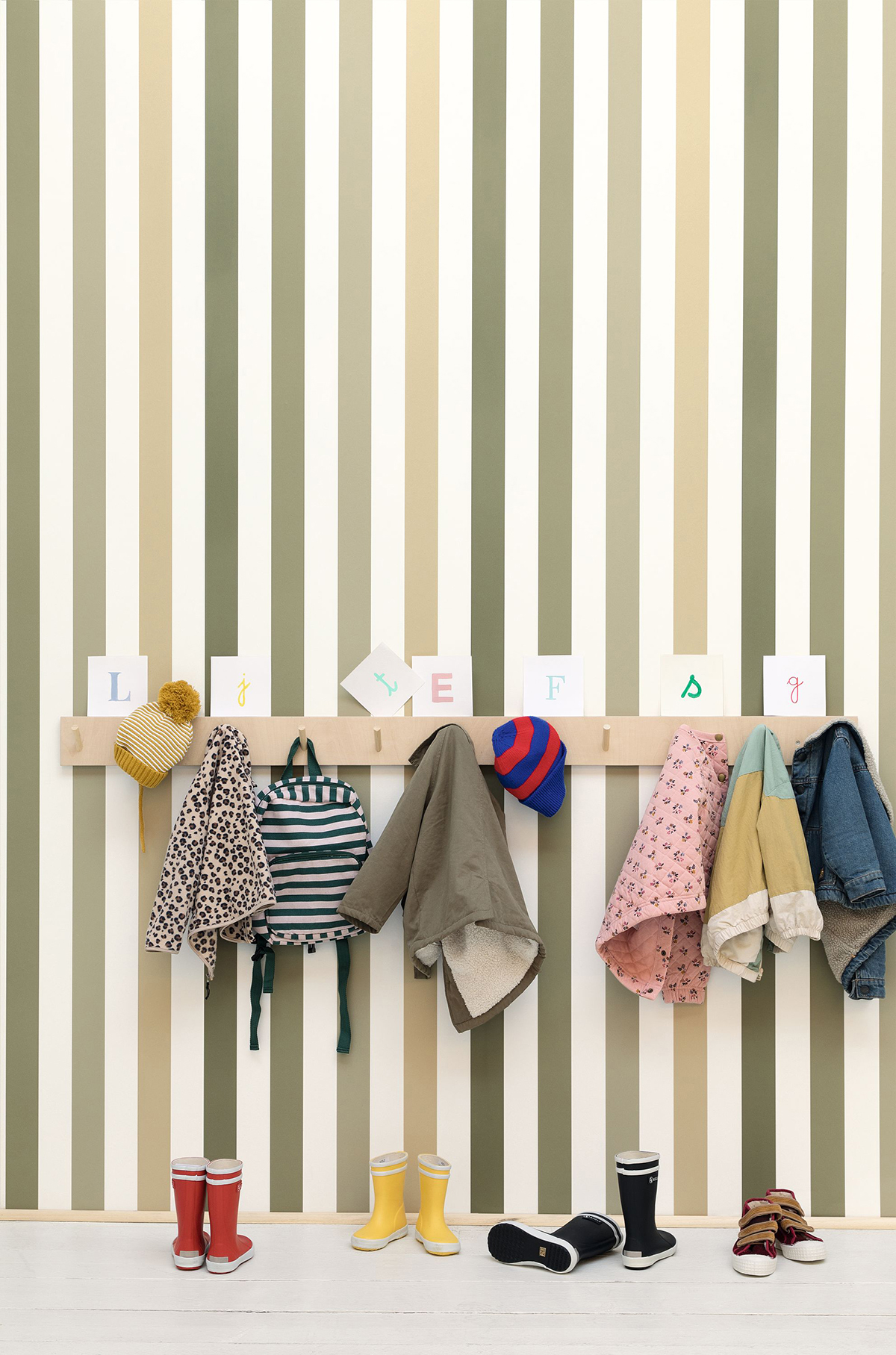 Papier peint Rayure Se Cacher vert - Autour du Monde de Casélio AMB2 | Réf. ADM103587370