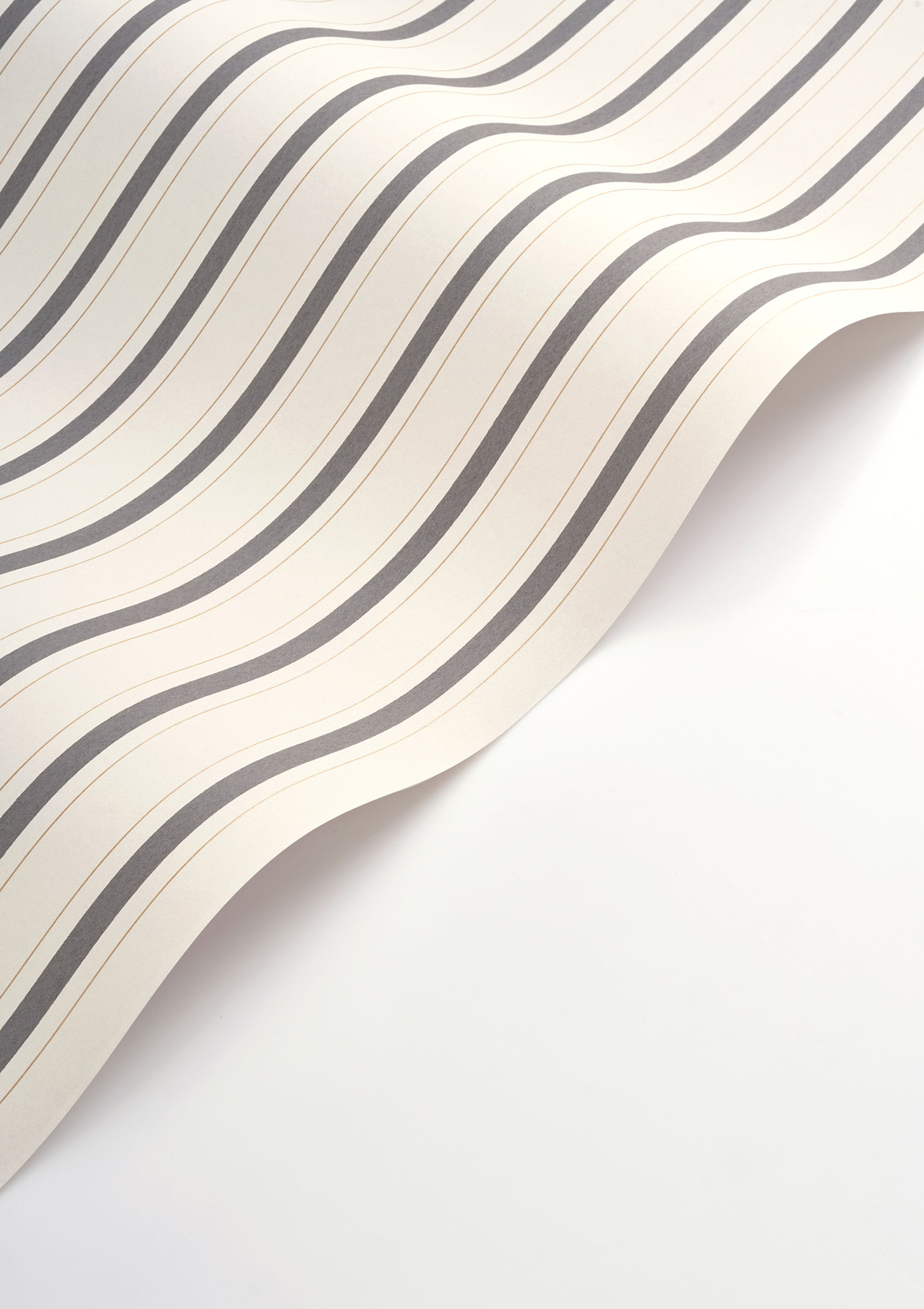 Papier peint Rayure Baroque noir doré - Les Belles Toiles De Jouy 2 de Casadéco VAGUE | Réf. BTJD81579602