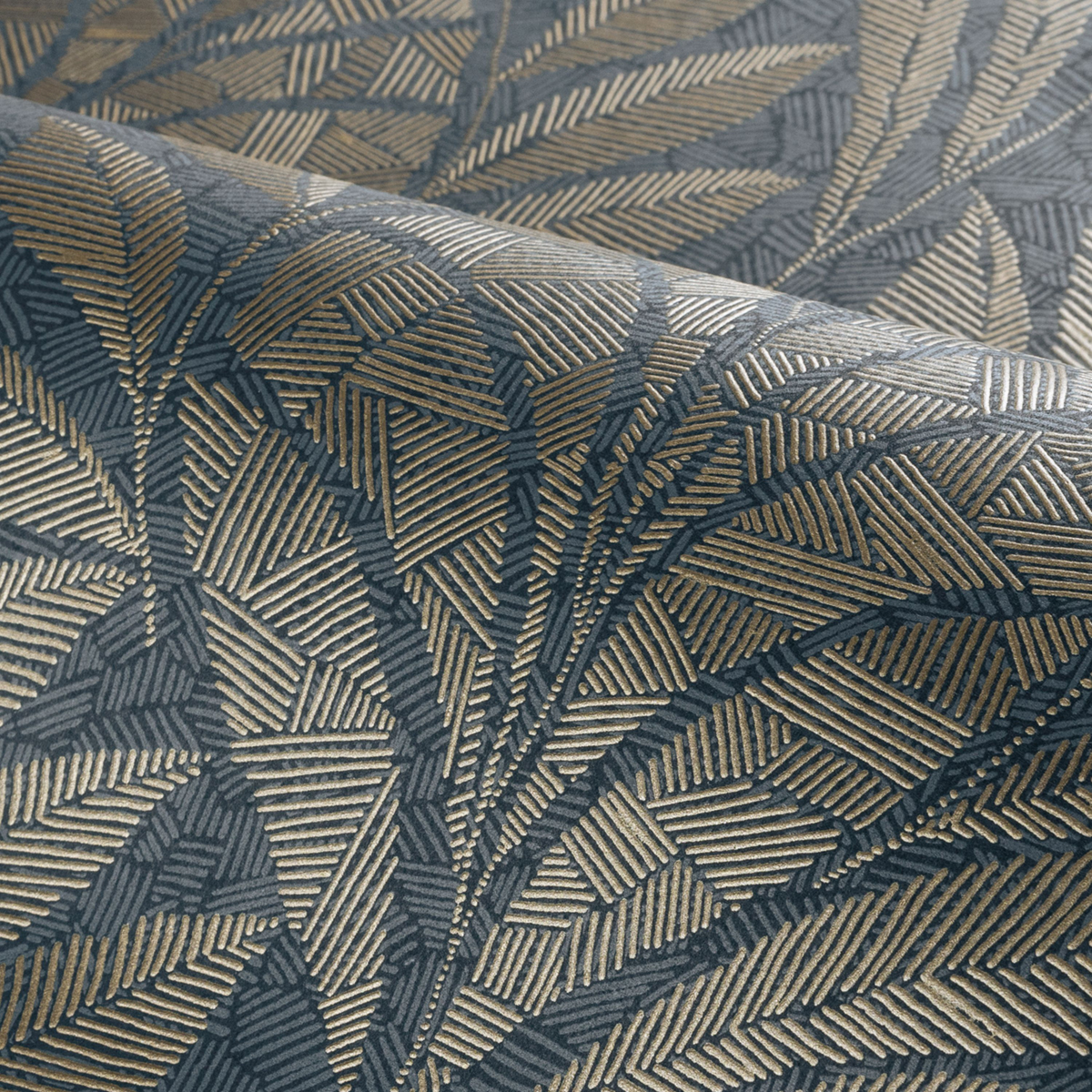 Papier peint Feuillage Tropical Gustav marine doré - Isadora de Casamance VAGUE | Réf. CAS-A74770406