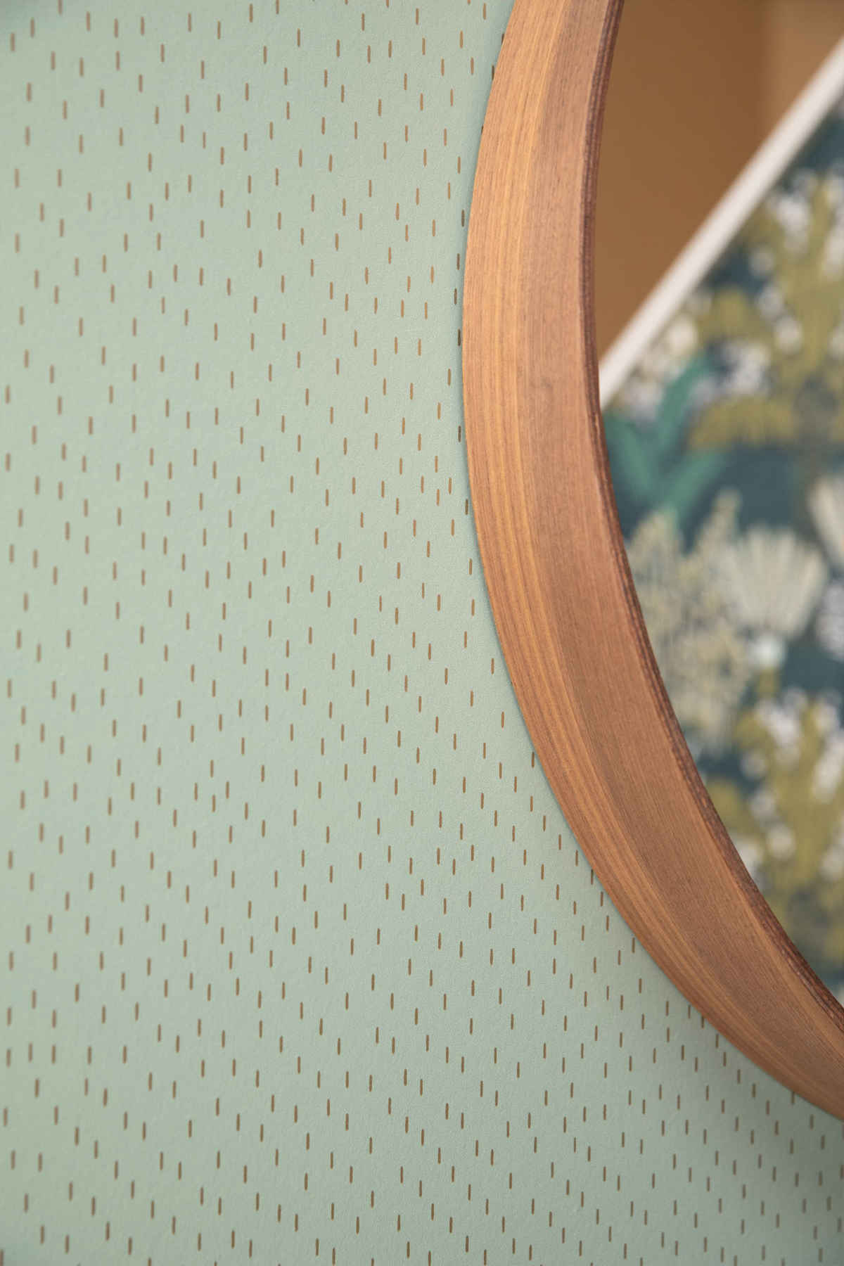 Papier peint Petits Traits Eden vert amande mordoré - L'Epopée de Casélio | Réf. EPO103737127