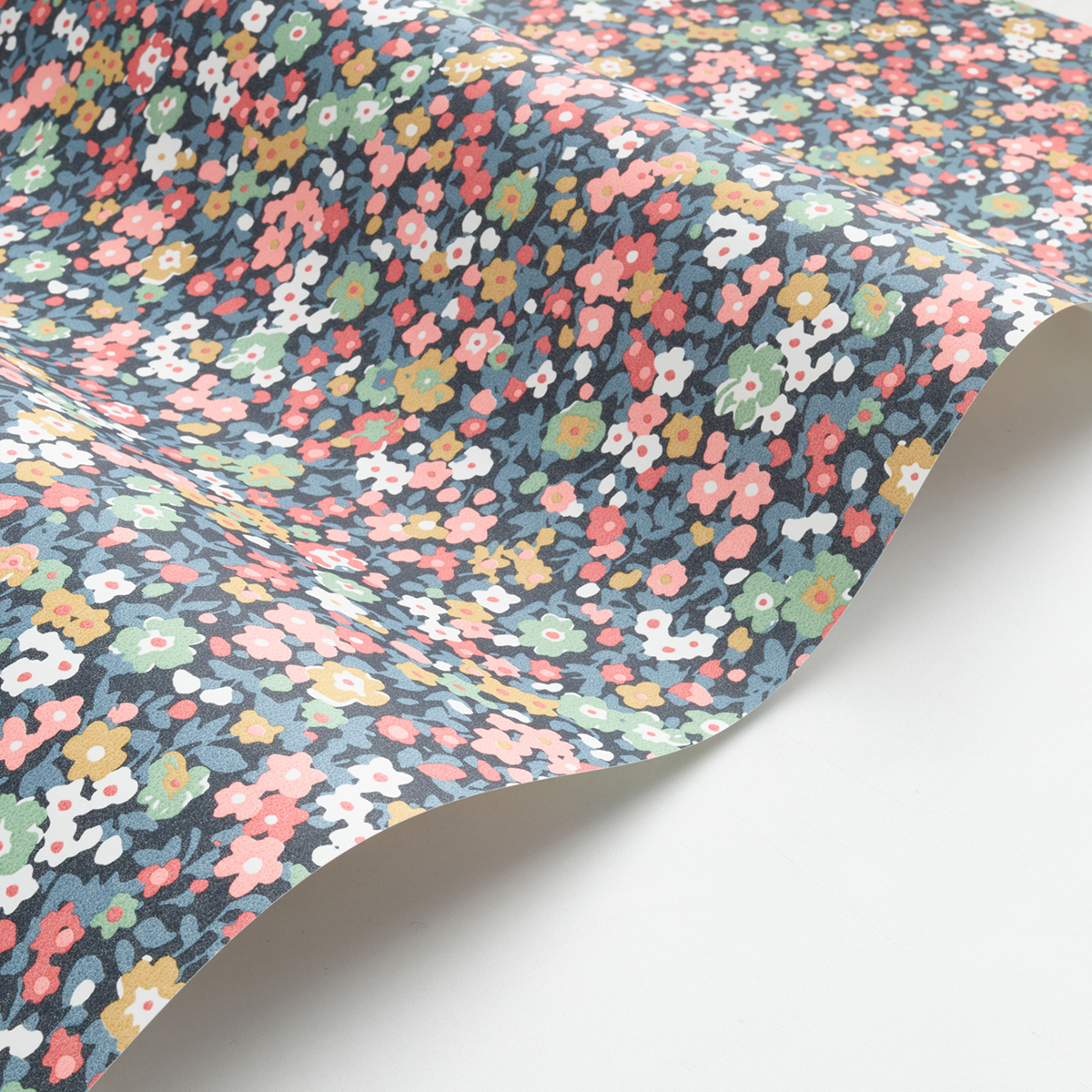 Papier peint Liberty Pansy bleu nuit rose - Flower Market de Casadéco AMB3 | Réf. FLOM89216424