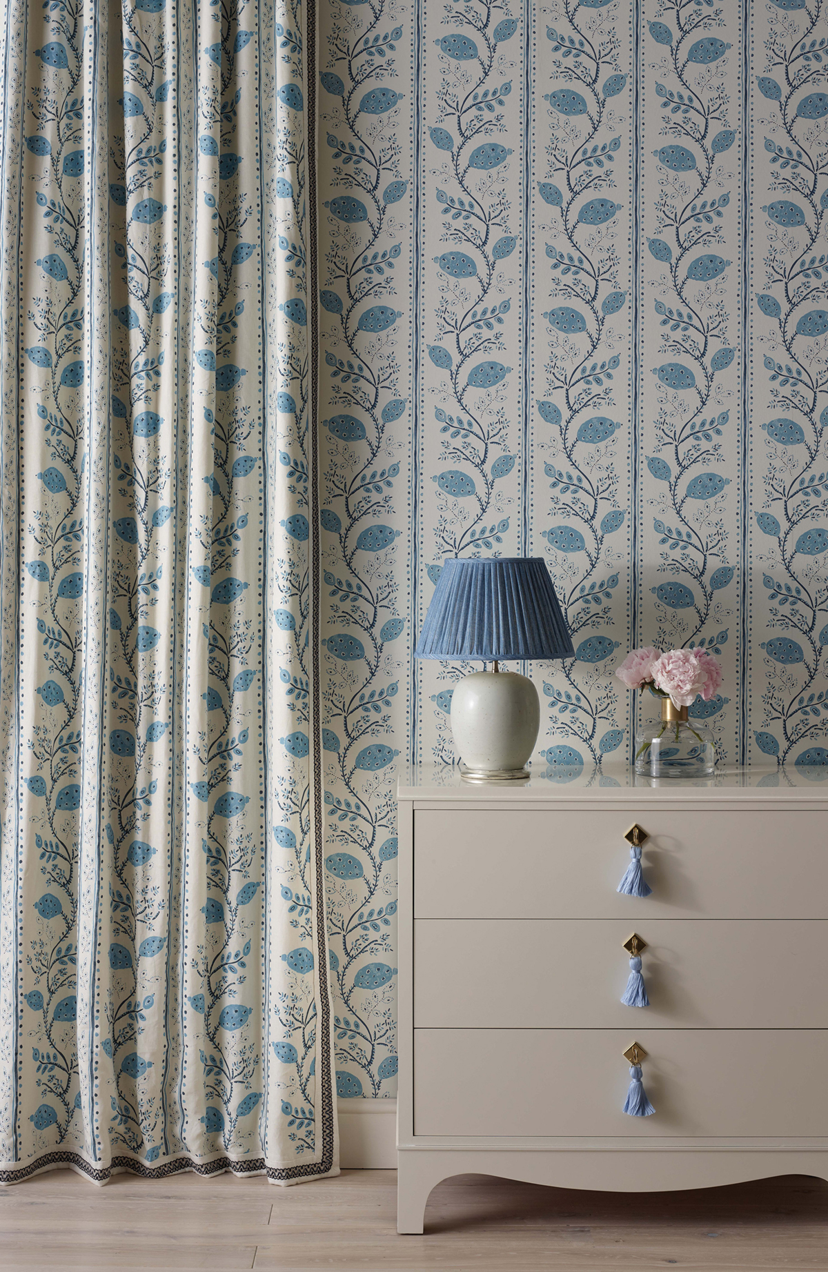 Papier peint Nature Pomegranate Trail bleu - Ashdown de Nina Campbell AMB2 | Réf. OSB-NCW4390-01