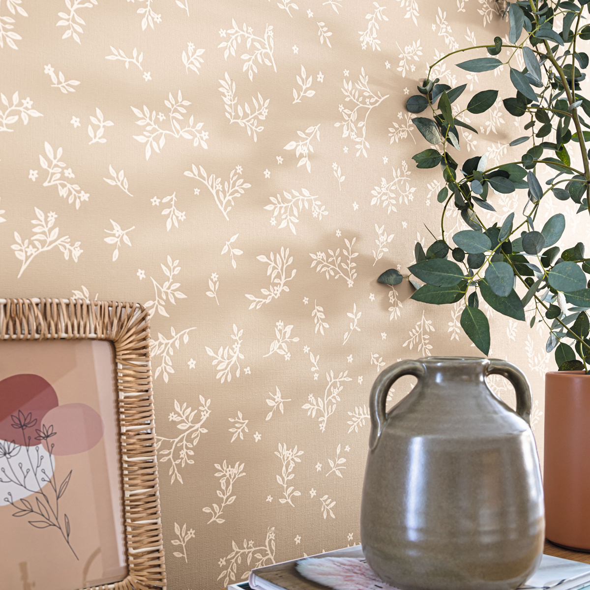 Papier peint Feuille Callisto sable - Danae de Casélio AMB2 | Réf. DAE103641000