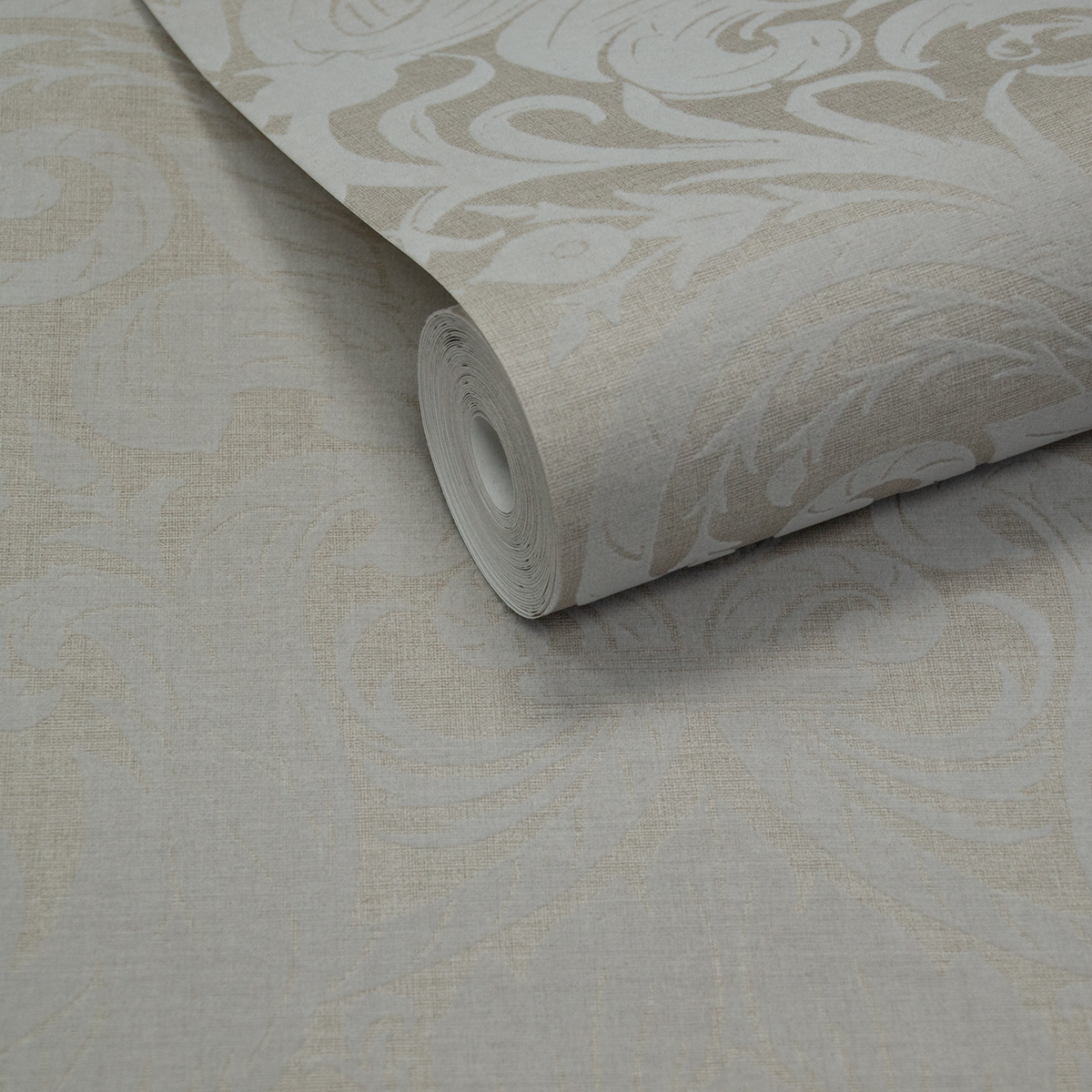 Papier peint Médaillon Floral Velours beige - The Wall Llewelyn-Bowen de Lutèce | AMB2 Réf. LTC-LB25171
