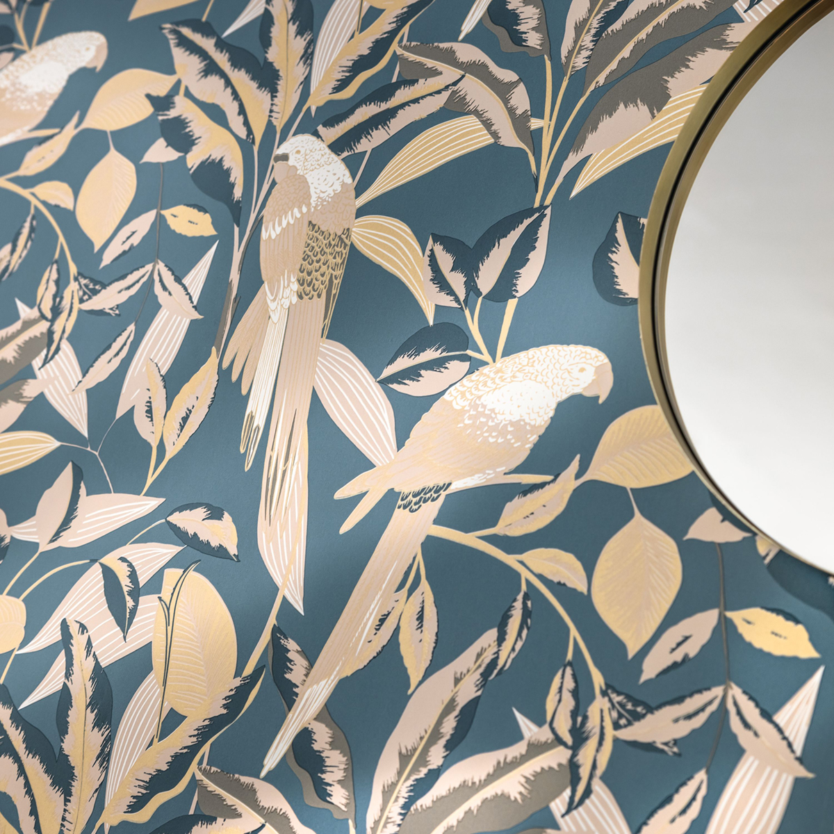 Papier peint Jungle Perroquet Gary bleu paon doré - Golden Age de Casélio AMB2 | Réf. GAG103796231