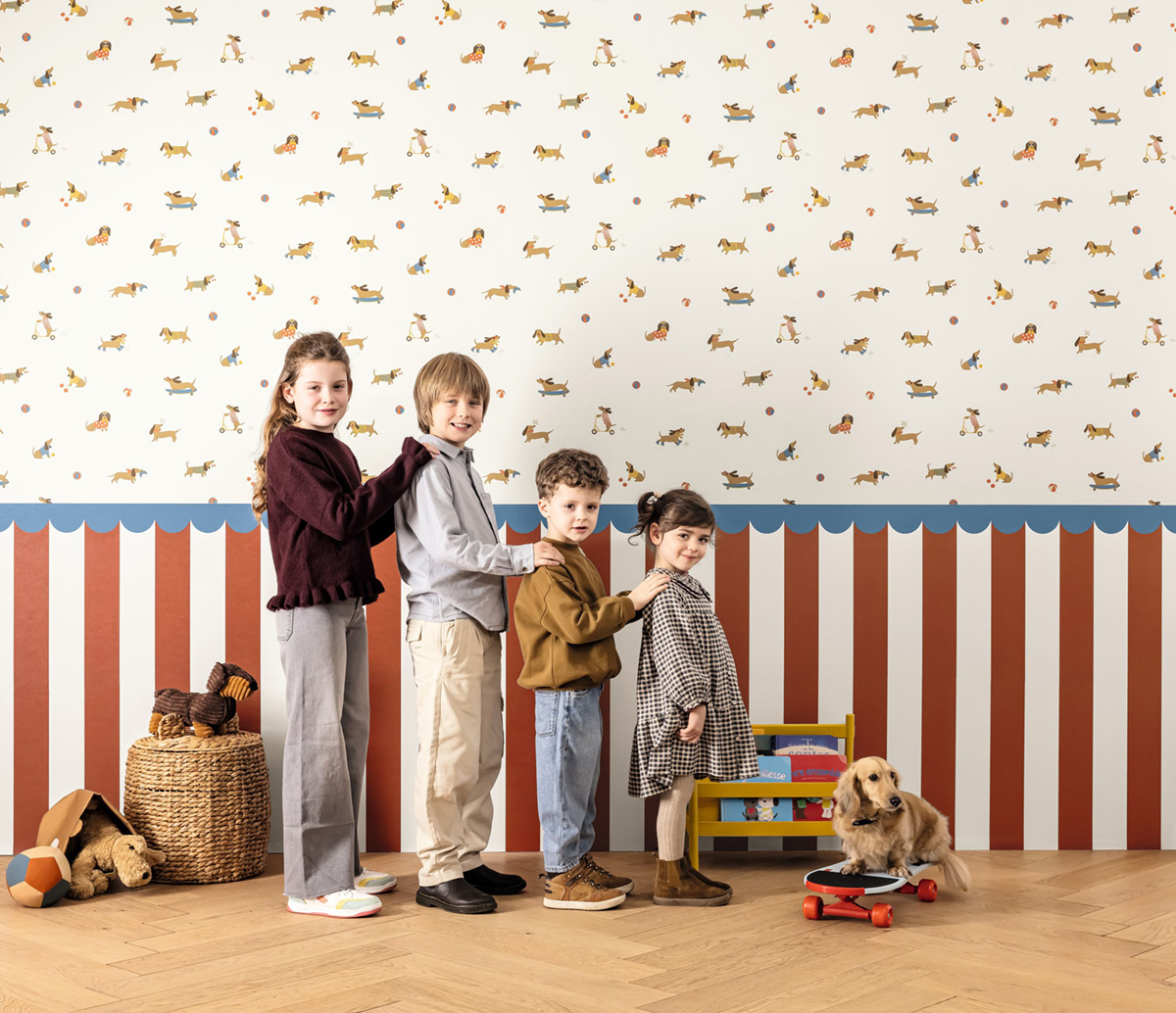 Papier peint Chien Teckel Enfant rouge bleu - Happy Kids Club de Casélio | Réf. HKC107680864