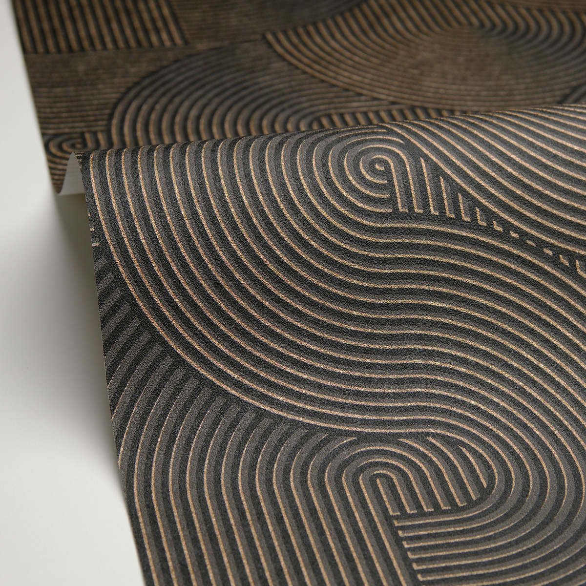 Papier peint Spirale Graphique Cercle noir marron métallisé - Graphic de Casélio AMBV | Réf. GPC105519043