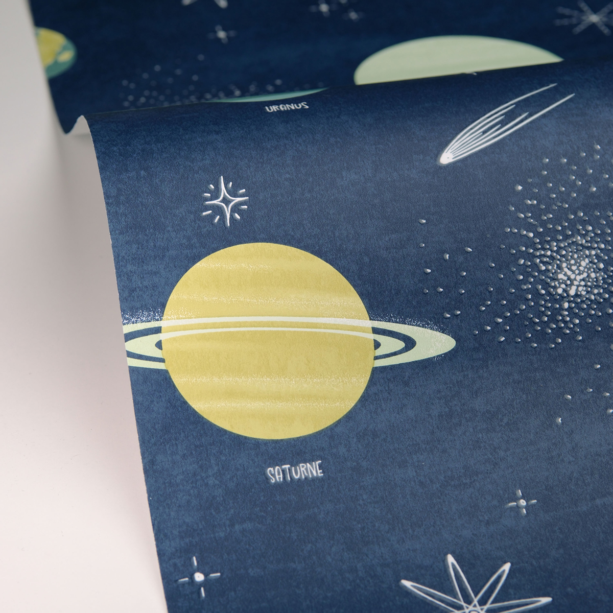 Papier peint Planète Voie Lactée bleu nuit phosphorescent - Les Minis Mondes de Casélio AMBV | Réf. MNM105686066