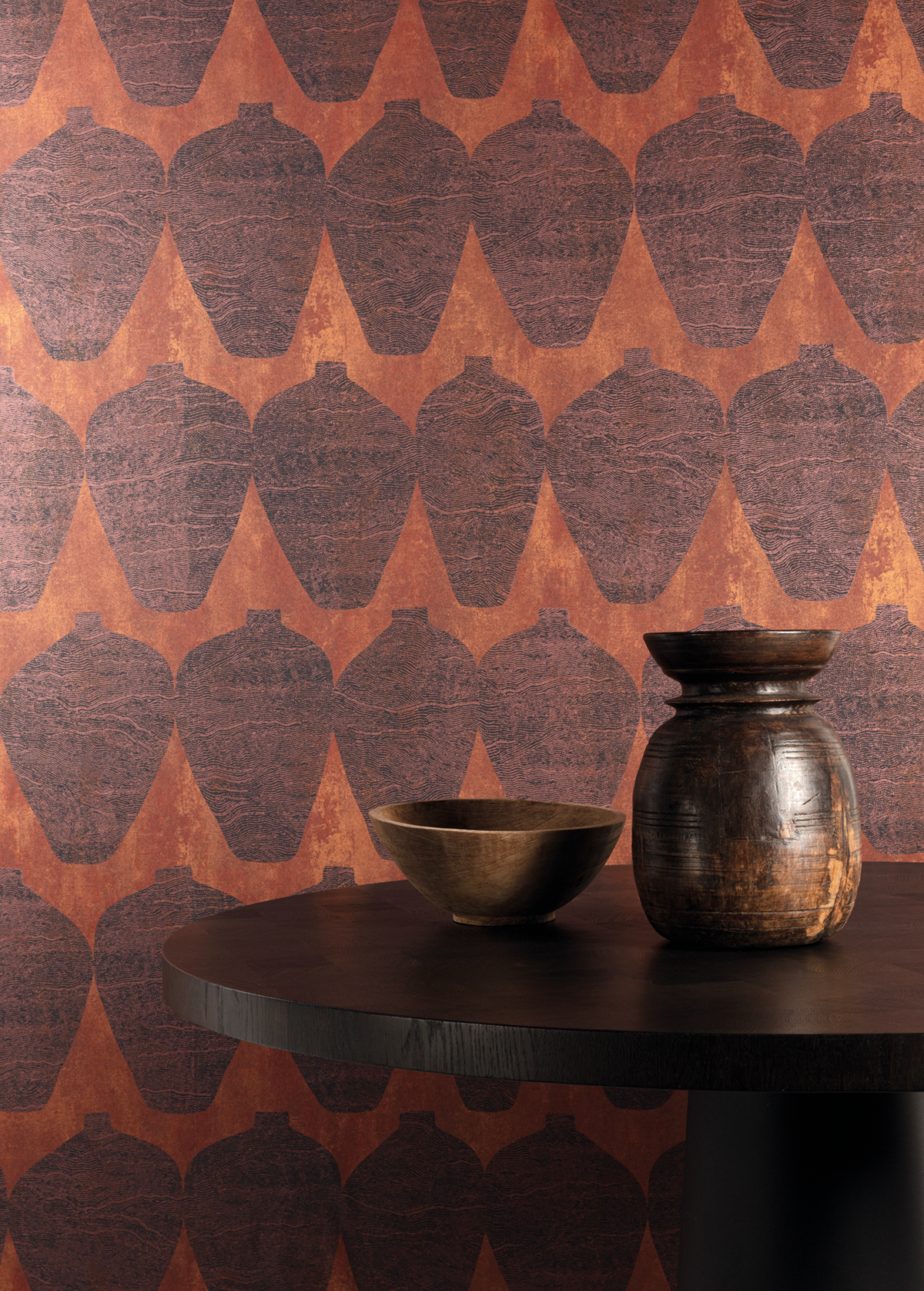 Papier peint Vase Ethnique Hemia terracotta métallisé - Terra de Masureel AMB2 | Réf. MAS-TER202