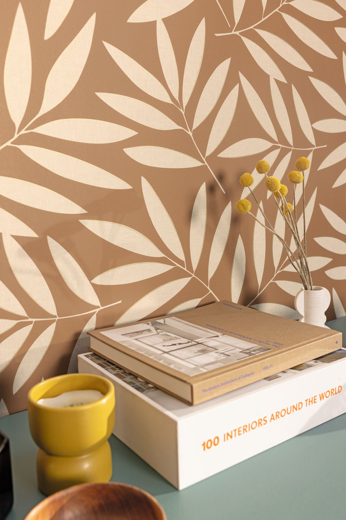 Papier peint Feuille Graphique Portée camel beige doré - XXL de Casélio AMB2 | Réf. XXL104582024