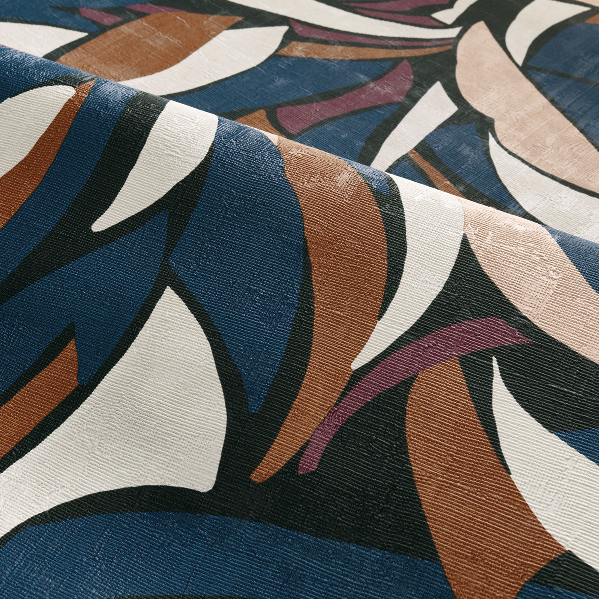 Papier peint Collage Floral noir et bleu marine - L'Atelier de Casamance AMBV | Réf. CAS-75553772