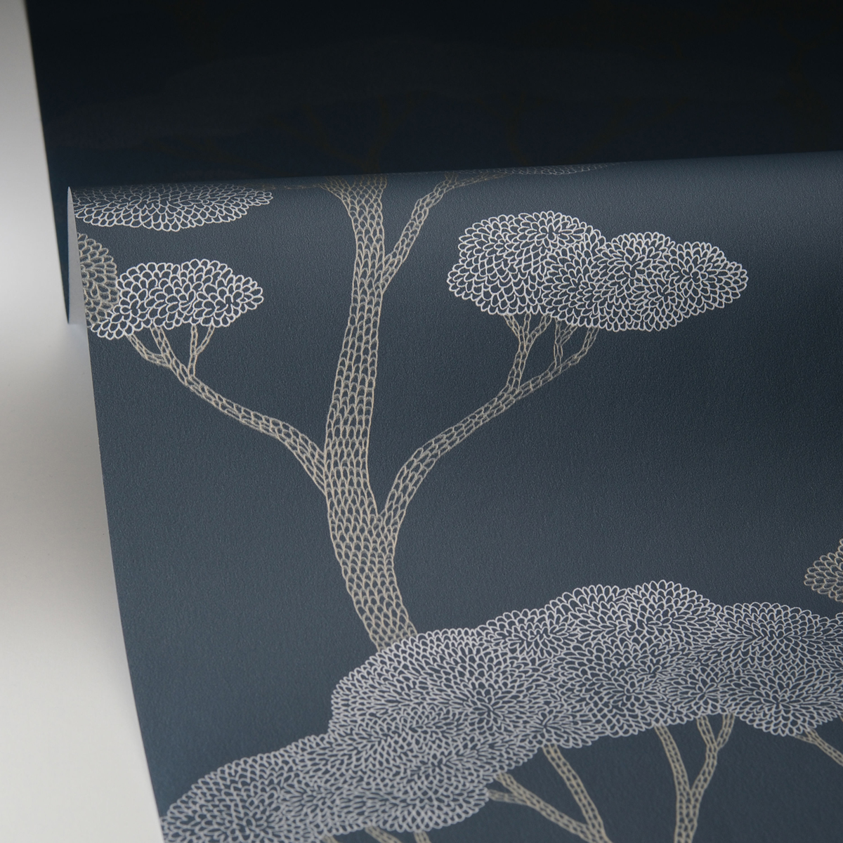 Papier peint Arbre Sweet bleu paon doré - Light de Casélio AMB4| Réf. LIG106626010