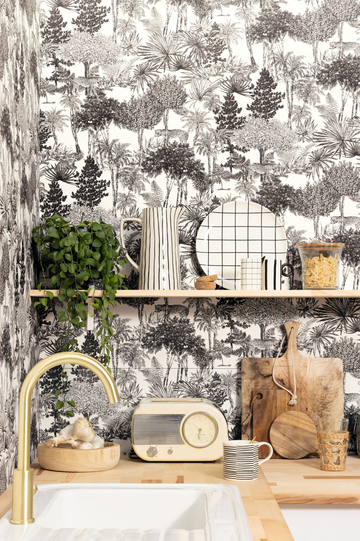 Papier peint Jungle Dream Forest noir et blanc - Moonlight 2 de Casélio AMB | Réf. MLGT104280974