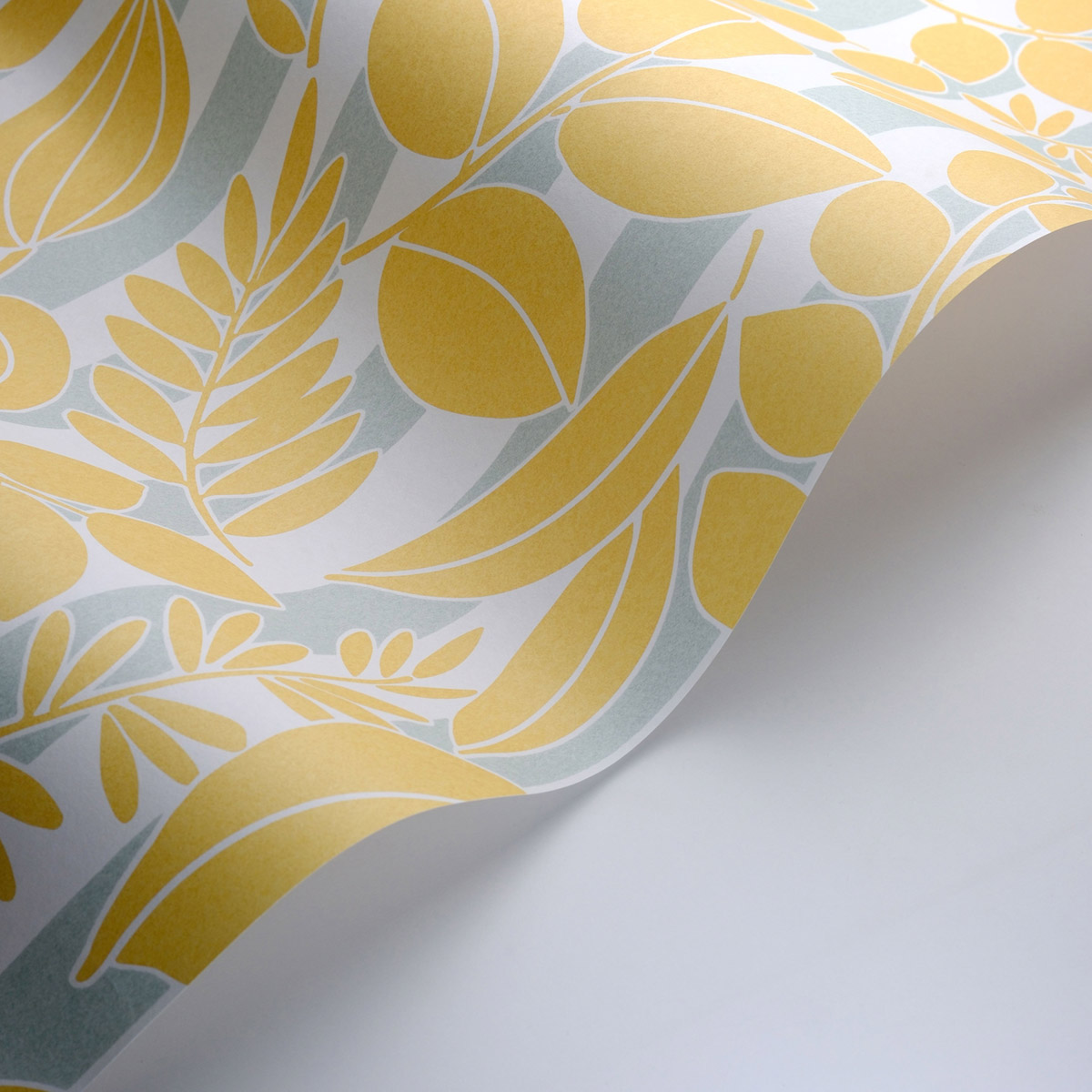 Papier peint Feuillage Rayure Ramatuelle jaune vert d'eau - Echappée Belle de Casadéco AMB4| Réf. ECHA89822606