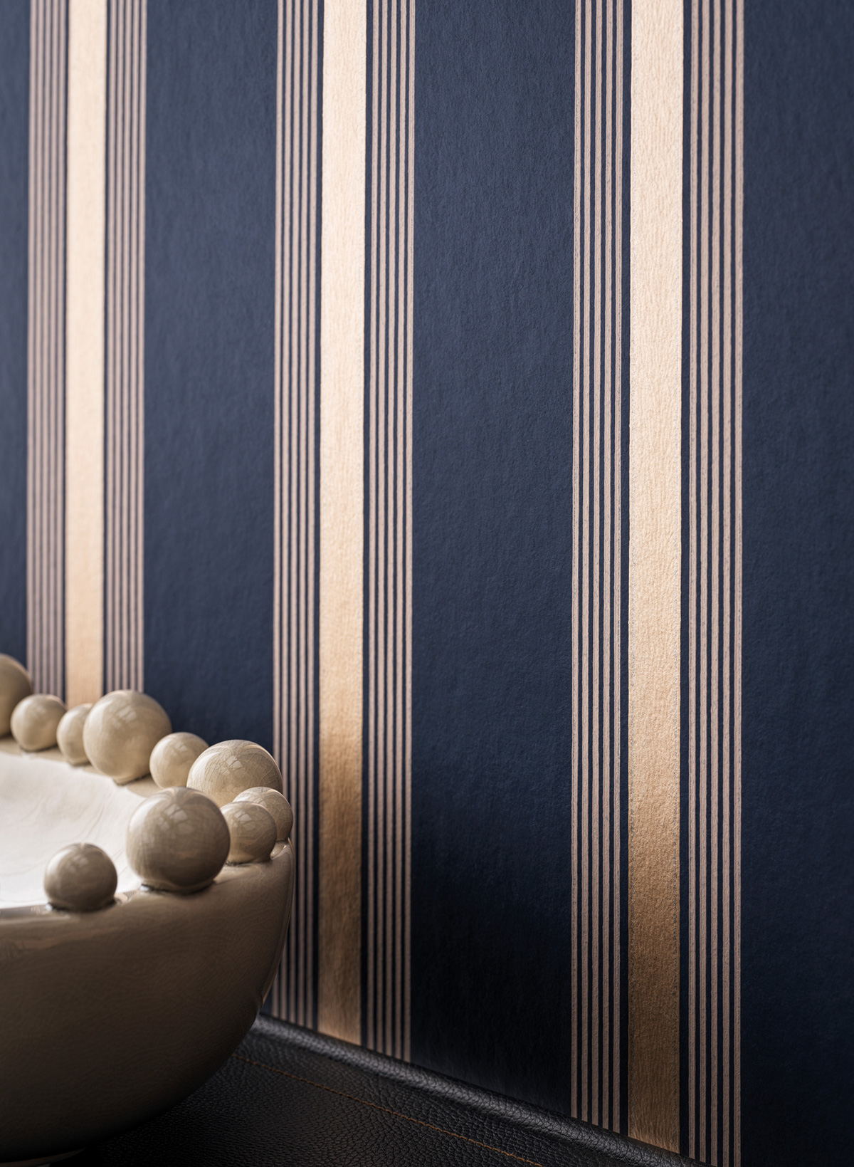 Papier peint Rayure Rétro Manetti bleu marine doré - Alberti d'Osborne & Little AMB1| Réf. OSB-W7983-01