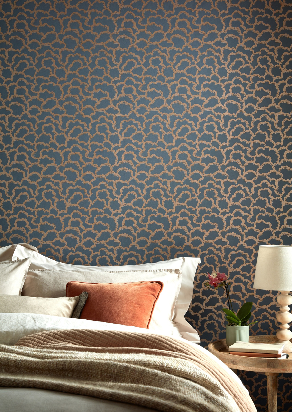 Papier peint Nuage Stratus bleu violet cuivré - V&A Decorative Papers III d'Initiales | Réf. INI-2513-187-05