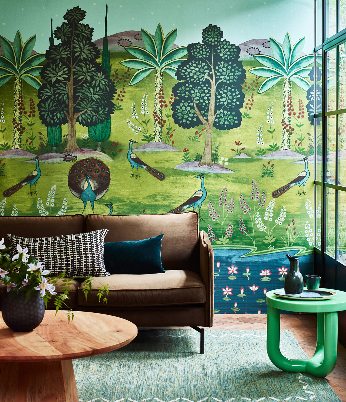 Papier peint panoramique Paon Garland Of Ragini Jour vert - V&A Decorative Papers II d'Initiales | Réf. INI-2412-183-01