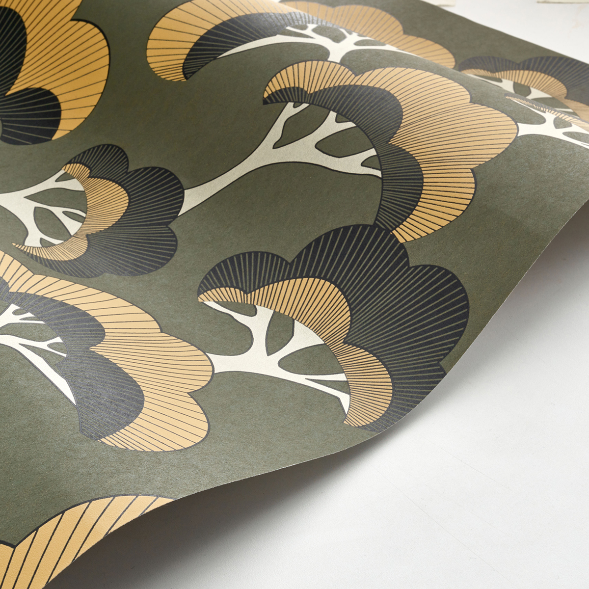 Papier peint Pin Goyo Matsu vert kaki - Kyoto de Casadéco AMB2 | Réf. KYTO88717530