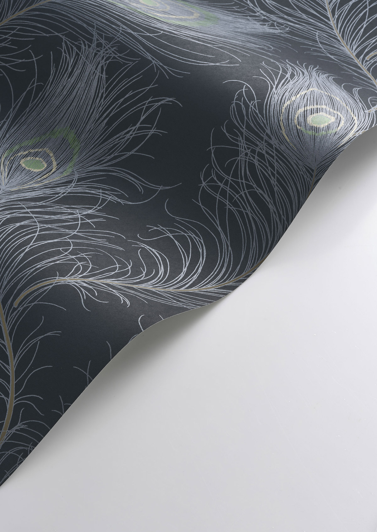 Papier peint Plume Paon Revue bleu marine métallisé - Années Folles de Casadéco AMBV | Réf. ANFO201076721