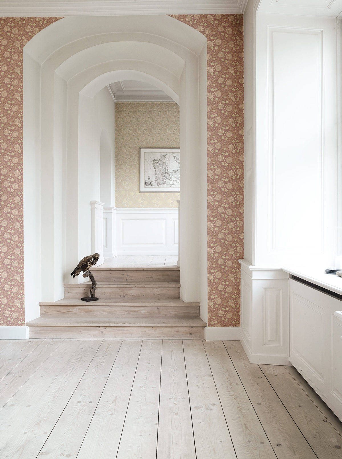 Papier peint Médaillon Baroque Tinkerbell beige rosé - Demeures de Montecolino | Réf. MC-650521